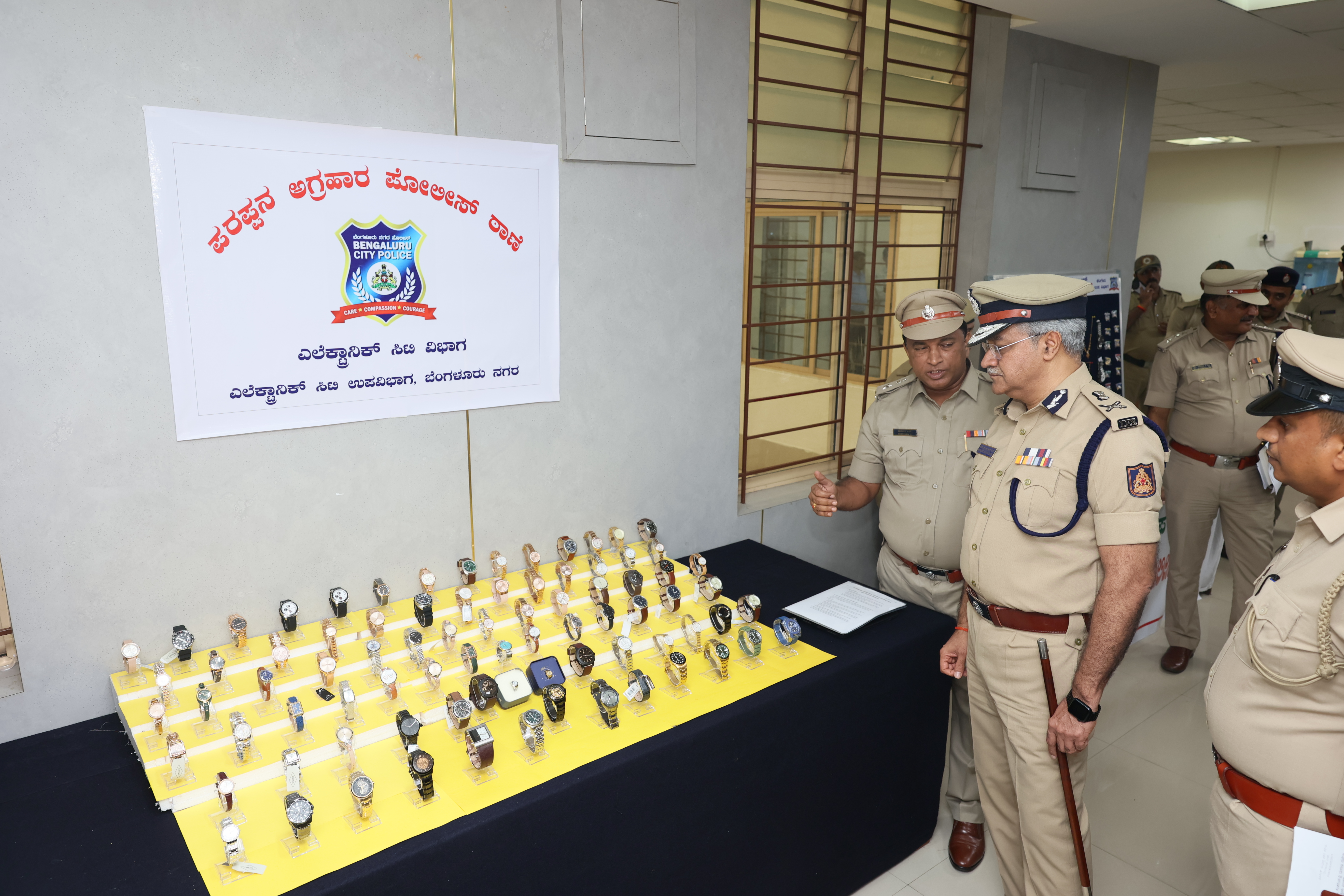 ಆರೋಪಿಯಿಂದ ಜಪ್ತಿ ಮಾಡಿಕೊಂಡ ವಾಚ್‌ಗಳನ್ನು ಪರಿಶೀಲಿಸಿದ ನಗರ ಪೊಲೀಸ್ ಕಮಿಷನರ್‌ ಸೀಮಾಂತ್‌ ಕುಮಾರ್ ಸಿಂಗ್‌ 