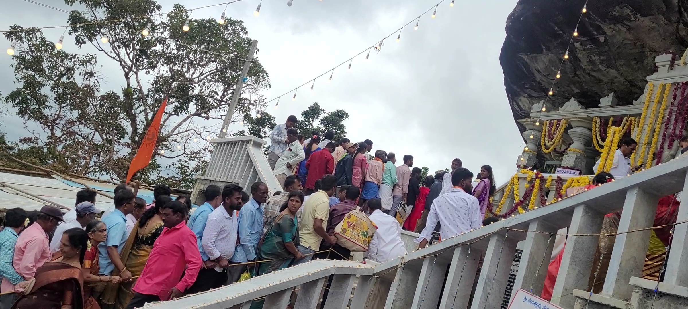 ರಿಪ್ಪನ್‌ಪೇಟೆ ಸಮೀಪದ ಅಮ್ಮನಘಟ್ಟ ದೇವಸ್ಥಾನದಲ್ಲಿ ಮಂಗಳವಾರ ಭಕ್ತರು ಸರದಿ ಸಾಲಿನಲ್ಲಿ ನಿಂತು ಪೂಜೆ ಸಲ್ಲಿಸಿದರು