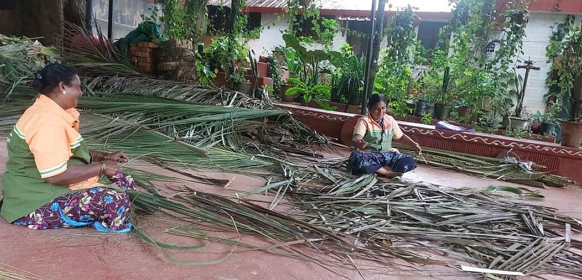 ಹು–ಧಾ ಮಹಾನಗರ ಪಾಲಿಕೆಯಿಂದ ನೂತನ ಪ್ರಯೋಗ: ಪೌರಕಾರ್ಮಿಕರಿಂದ ಪೊರಕೆ ತಯಾರಿ