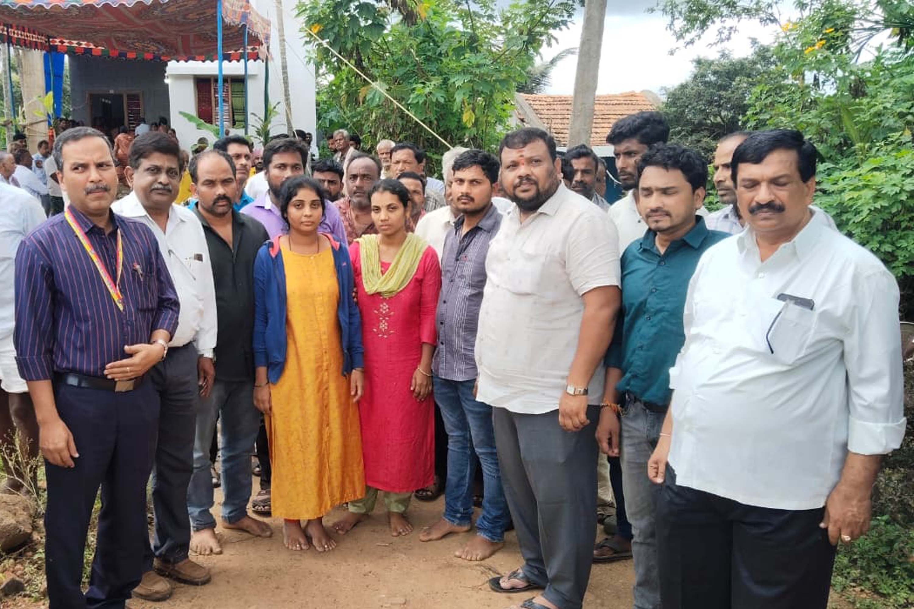 ನ್ಯಾಮತಿ ತಾಲ್ಲೂಕು ತಗ್ಗಿಹಳ್ಳಿ ಗ್ರಾಮದ ಗಾಯತ್ರಮ್ಮ ಅವರು ಮರಣ ನಂತರ ಅವರ ದೇಹದ ಅಂಗಾಂಗಗಳನ್ನು ಅವರ ಮಕ್ಕಳು ದಾನ ಮಾಡಿದ್ದು ಮಂಗಳವಾರ ಗ್ರಾಮಕ್ಕೆ ಜಿಲ್ಲಾ ಆರೋಗ್ಯ ಅಧಿಕಾರಿ ತಾಲ್ಲೂಕು ಆರೋಗ್ಯ ಅಧಿಕಾರಿಗಳು ಭೇಟಿ ನೀಡಿ ಕುಟುಂಬಕ್ಕ ಸಾಂತ್ವಾನ ಹೇಳಿದರು 