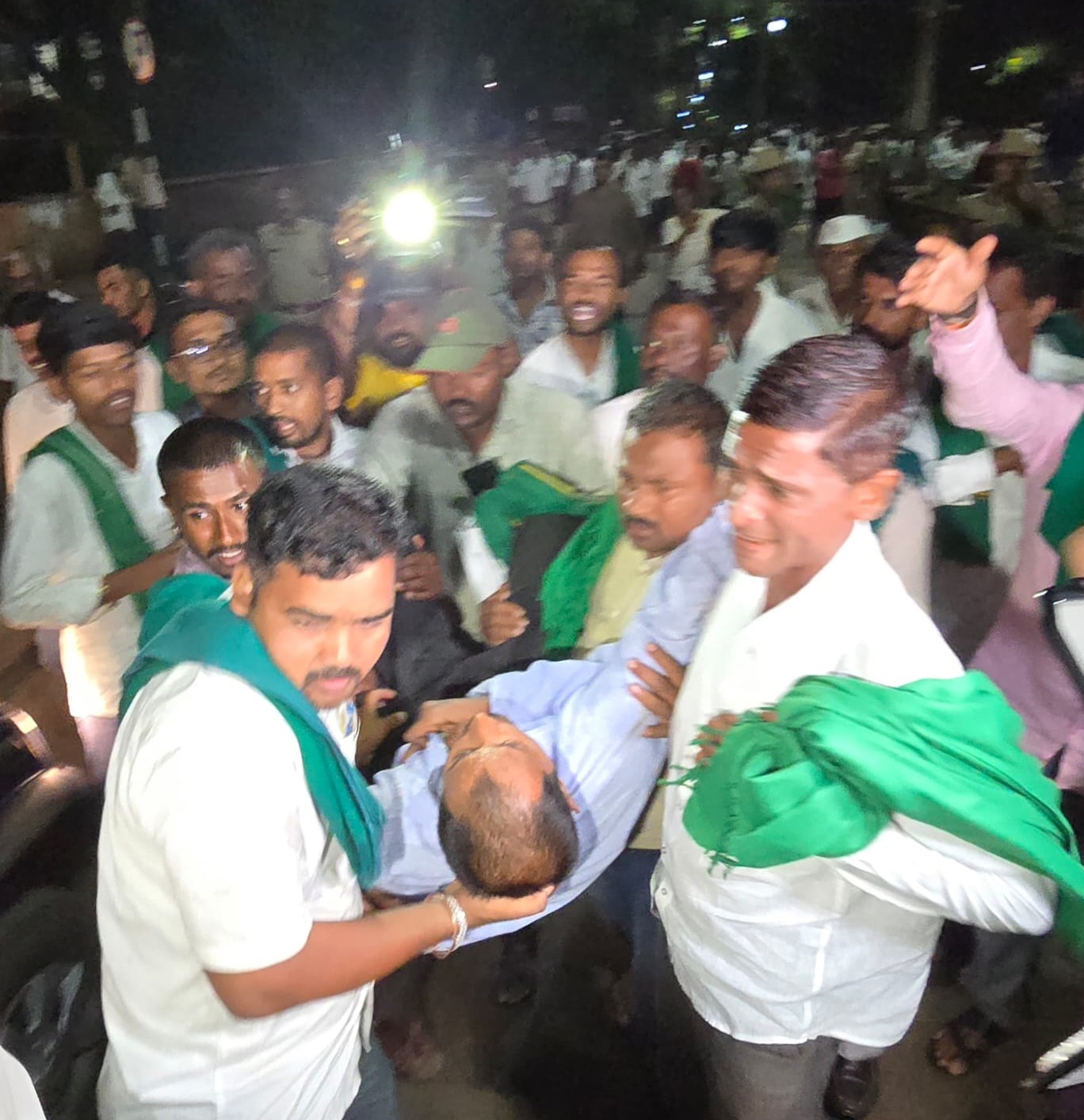 ಜೈ ಕಿಸಾನ್ ಖಾಸಗಿ ಸಗಟು ತರಕಾರಿ ಮಾರುಕಟ್ಟೆ ಬಂದ್ ಮಾಡಬೇಕು ಎಂದು ಆಗ್ರಹಿಸಿ ಬೆಳಗಾವಿಯಲ್ಲಿ ಮಂಗಳವಾರ ರಾತ್ರಿ ನಡೆದ ಪ್ರತಿಭಟನೆ ವೇಳೆ ಮರದಿಂದ ಬಿದ್ದ ರೈತ ಶಂಕರ ಅವರನ್ನು ಜತೆಯಲ್ಲಿದ್ದವರು ಆಸ್ಪತ್ರೆಗೆ ಸಾಗಿಸಿದರು   