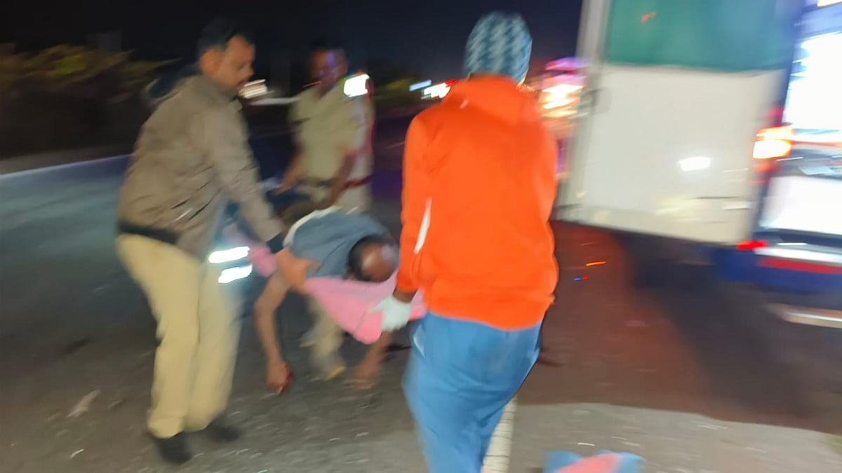 ಕೂಡ್ಲಿಗಿ | ಓವರ್‌ ಟೇಕ್‌ ಮಾಡಲು ಹೋಗಿ ಉರುಳಿ ಬಿದ್ದ ಖಾಸಗಿ ಬಸ್‌; ಇಬ್ಬರು ಸಾವು