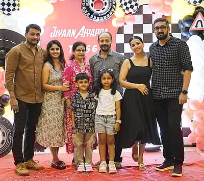 ಶ್ವೇತಾ ಚೆಂಗಪ್ಪ ಹಾಗೂ ಕಿರಣ್‌ ಅಪ್ಪಚ್ಚು ತಮ್ಮ ಆಪ್ತರೊಂದಿಗೆ ಫೋಟೊದಲ್ಲಿ ಮಿಂಚಿದ್ದಾರೆ.