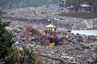 ಹಲವಾರು ರಸ್ತೆ, ಸೇತುವೆ, ಹೊಟೇಲ್ ಮತ್ತು ಅಂಗಡಿಗಳು ತೀವ್ರವಾಗಿ ಹಾನಿಗೊಂಡಿವೆ. 