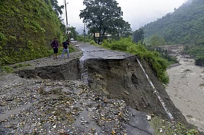 ಡೆಹ್ರಾಡೂನ್‌ ಸಮೀಪದ  ಪ್ರವಾಸಿತಾಣ ಸಹಸ್ತ್ರಧಾರದಲ್ಲಿ ಮೇಘಸ್ಫೋಟವಾಗಿದೆ.