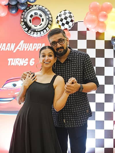 ಆಗಾಗ ಪತಿ ಹಾಗೂ ಮಗನ ಜೊತೆಗೆ ದೇಶ ವಿದೇಶ ‌ಸುತ್ತುತ್ತಾ ಇರುತ್ತಾರೆ.