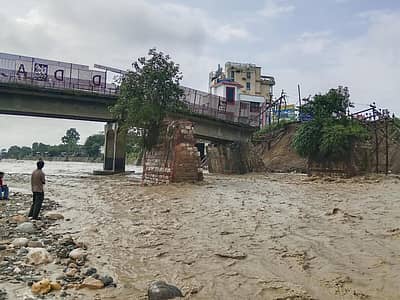 ಸೇತುವೆ ಕೊಚ್ಚಿಹೋದ ಕಾರಣ ಡೆಹ್ರಾಡೂನ್‌–ಪಒಂಟಾ ರಾಷ್ಟ್ರೀಯ ಹೆದ್ದಾರಿಯಲ್ಲಿ ಸಂಚಾರ ಸ್ಥಗಿತವಾಗಿದೆ.
