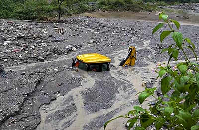 ಮಣ್ಣಿನಡಿ ಜೆಸಿಬಿ ಯಂತ್ರವೊಂದು ಹುದುಗಿಹೋಗಿರುವುದು