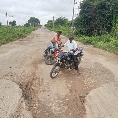 ವಡಗೇರಾ ಪಟ್ಟಣದ ಮೋರಾರ್ಜಿ ಶಾಲೆಯ ಹತ್ತಿರ ವಾಹನ ಸವಾರ ಮುಂದೆ ಹೋಗುವ ವಾಹನಕ್ಕೆ ಡಿಕ್ಕಿ ಹೋಡೆಯುವದನ್ನು ತಪ್ಪಿಸಲು ಹೋಗಿ ದ್ವೀಚಕ್ರ ವಾಹನದಿಂದ ಬಿದ್ದಿರುವದು.