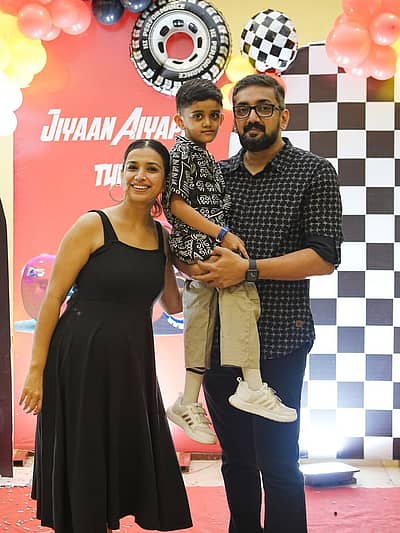 ಪತಿ ಕಿರಣ್ ಹಾಗೂ ಮಗನ ಜೊತೆಗೆ ನಟಿ ಶ್ವೇತಾ ಚೆಂಗಪ್ಪ ಮಿಂಚಿದ್ದಾರೆ.