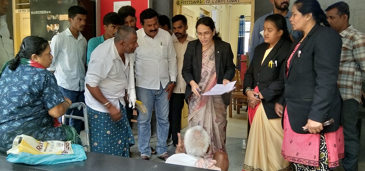 ಮದ್ದೂರು: ಕಕ್ಷಿದಾರ ಇದ್ದಲ್ಲಿಗೆ ತೆರಳಿ ವಿಚಾರಣೆ ನಡೆಸಿದ ನ್ಯಾಯಾಧೀಶೆ 