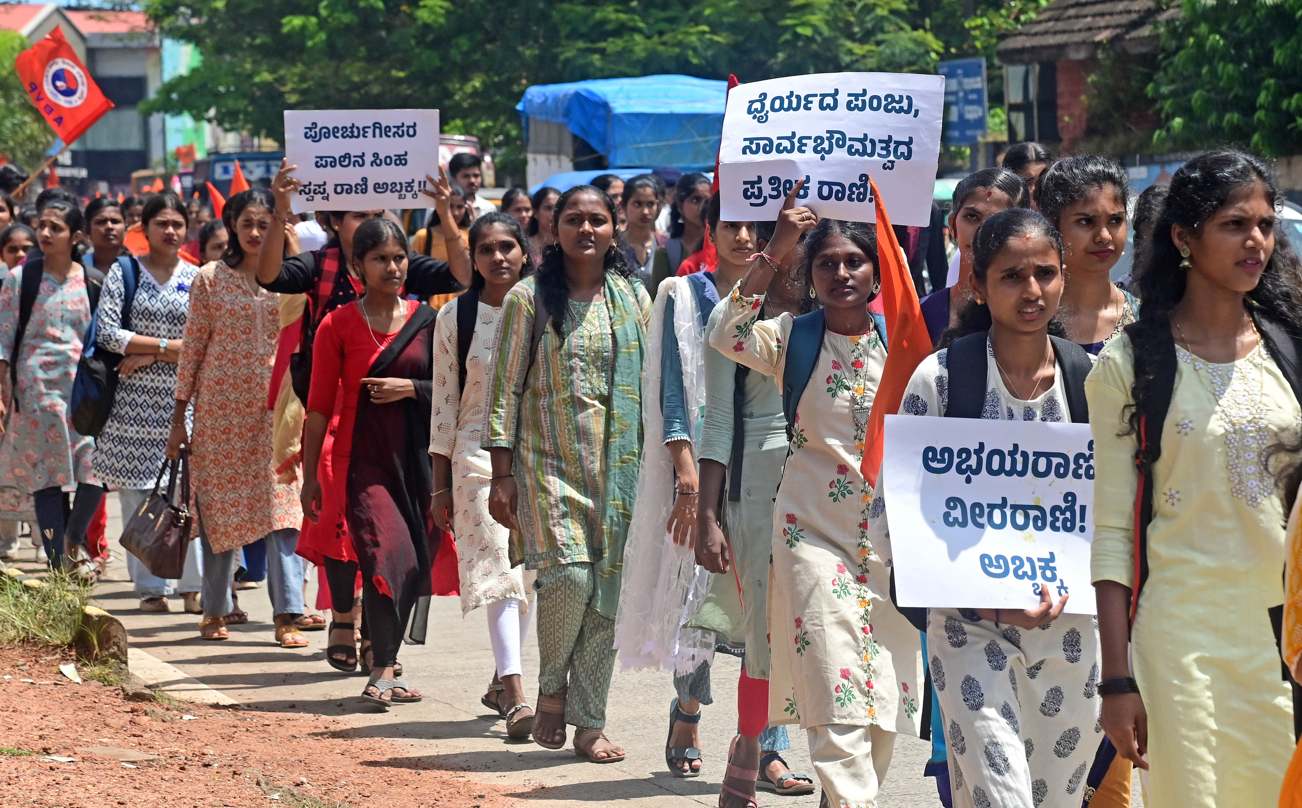 ರಾಣಿ ಅಬ್ಬಕ್ಕ ರಥಯಾತ್ರೆಯ ಸಮಾರೋಪ ಸಮಾರಂಭದ ಅಂಗವಾಗಿ ನಡೆದ ಶೋಭಾಯಾತ್ರೆಯಲ್ಲಿ ಭಾಗವಹಿಸಿದ ವಿದ್ಯಾರ್ಥಿಗಳು  : ಪ್ರಜಾವಾಣಿ ಚಿತ್ರ