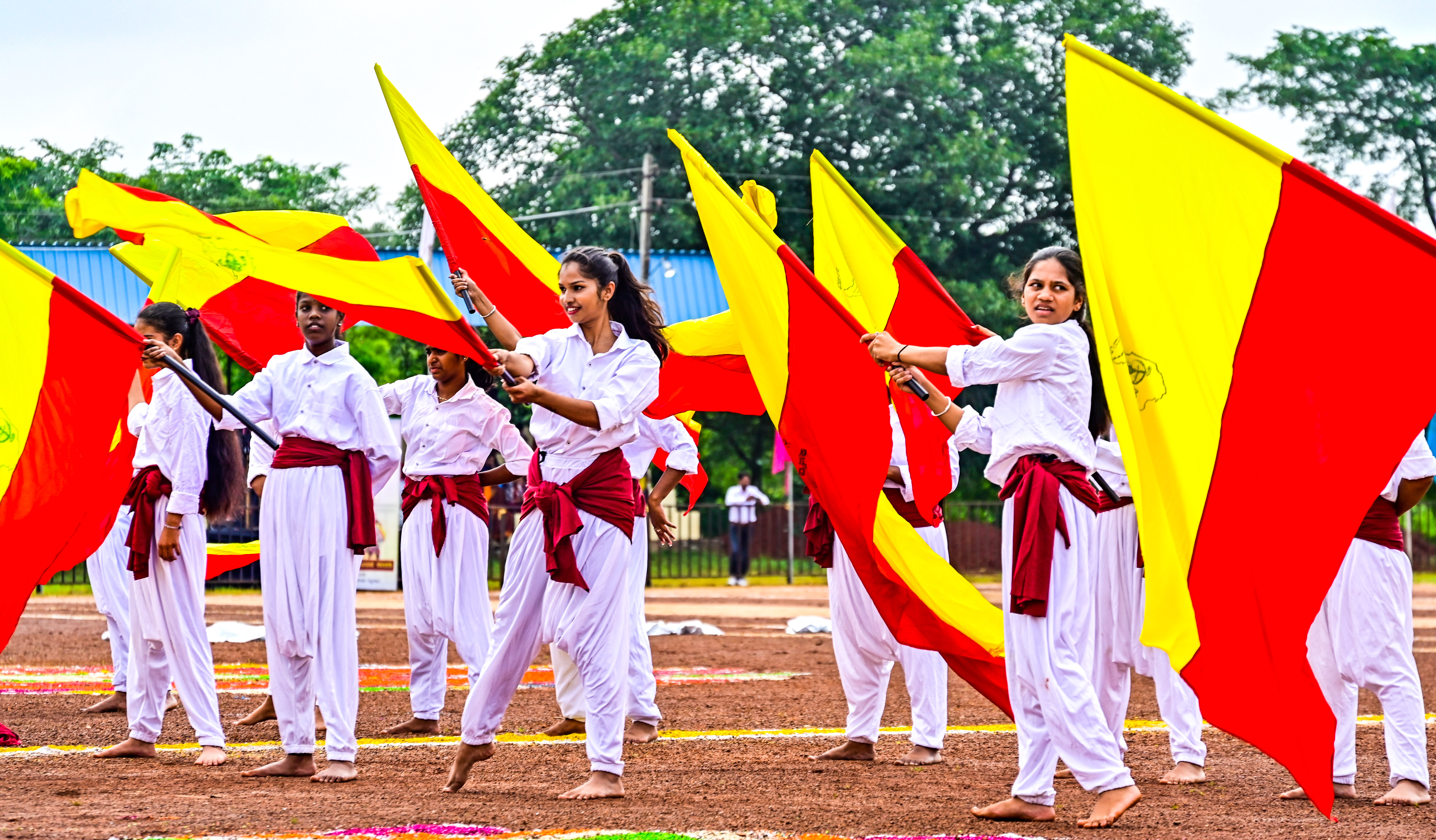 ಕಲ್ಯಾಣ ಕರ್ನಾಟಕ ಉತ್ಸವ ದಿನಾಚರಣೆ ಅಂಗವಾಗಿ ಬುಧವಾರ ಕಲಬುರಗಿಯ ಪೊಲೀಸ್ ಪರೇಡ್ ಮೈದಾನದಲ್ಲಿ ಕಲಾವಿದರು ನೃತ್ಯ ಪ್ರದರ್ಶನ ಮಾಡಿದರು  ಪ್ರಜಾವಾಣಿ ಚಿತ್ರ: ತಾಜುದ್ದೀನ್‌ ಆಜಾದ್‌
