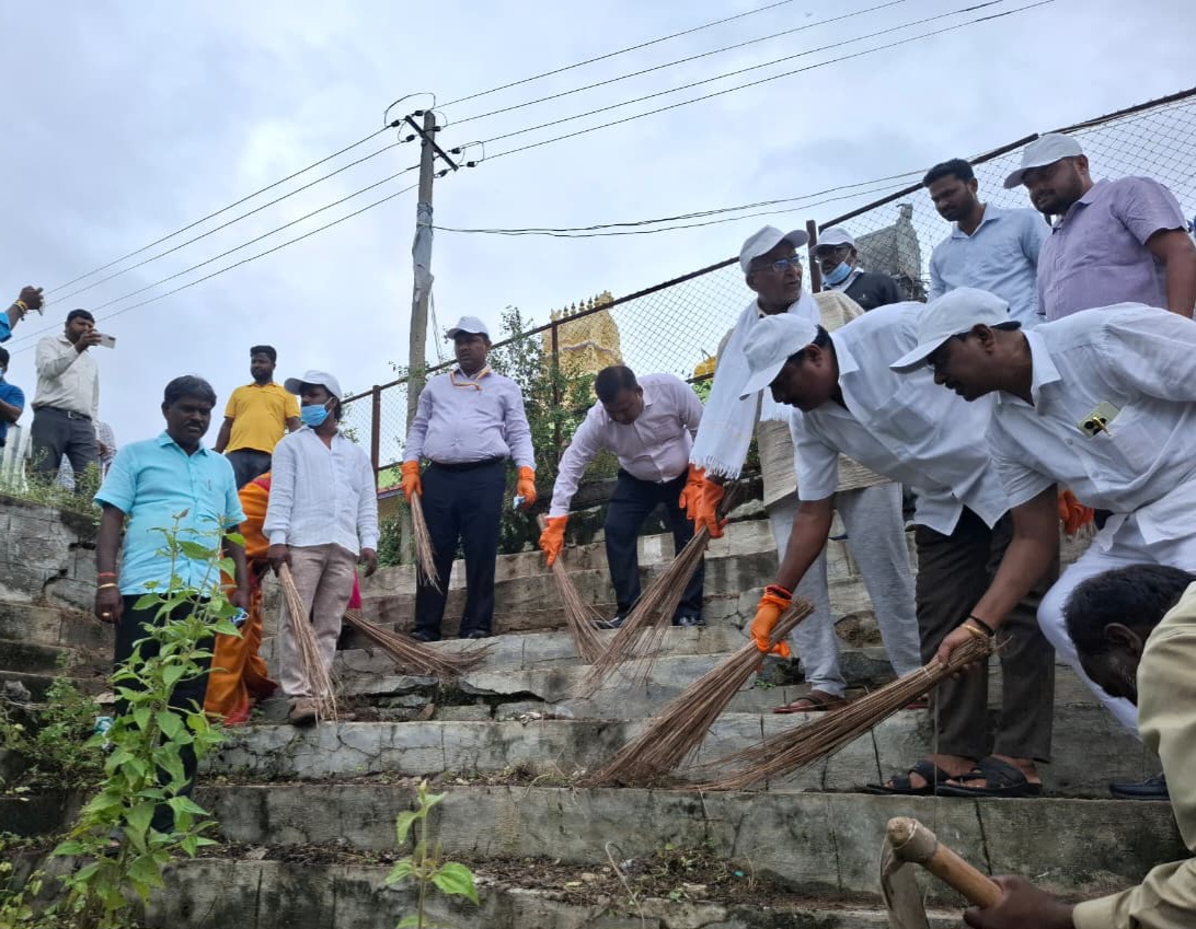 ಉತ್ತನೂರು ಗ್ರಾಮದ ಕಲ್ಯಾಣಿ ಸ್ವಚ್ಛಗೊಳಿಸಿದ ಅಧಿಕಾರಿಗಳು 