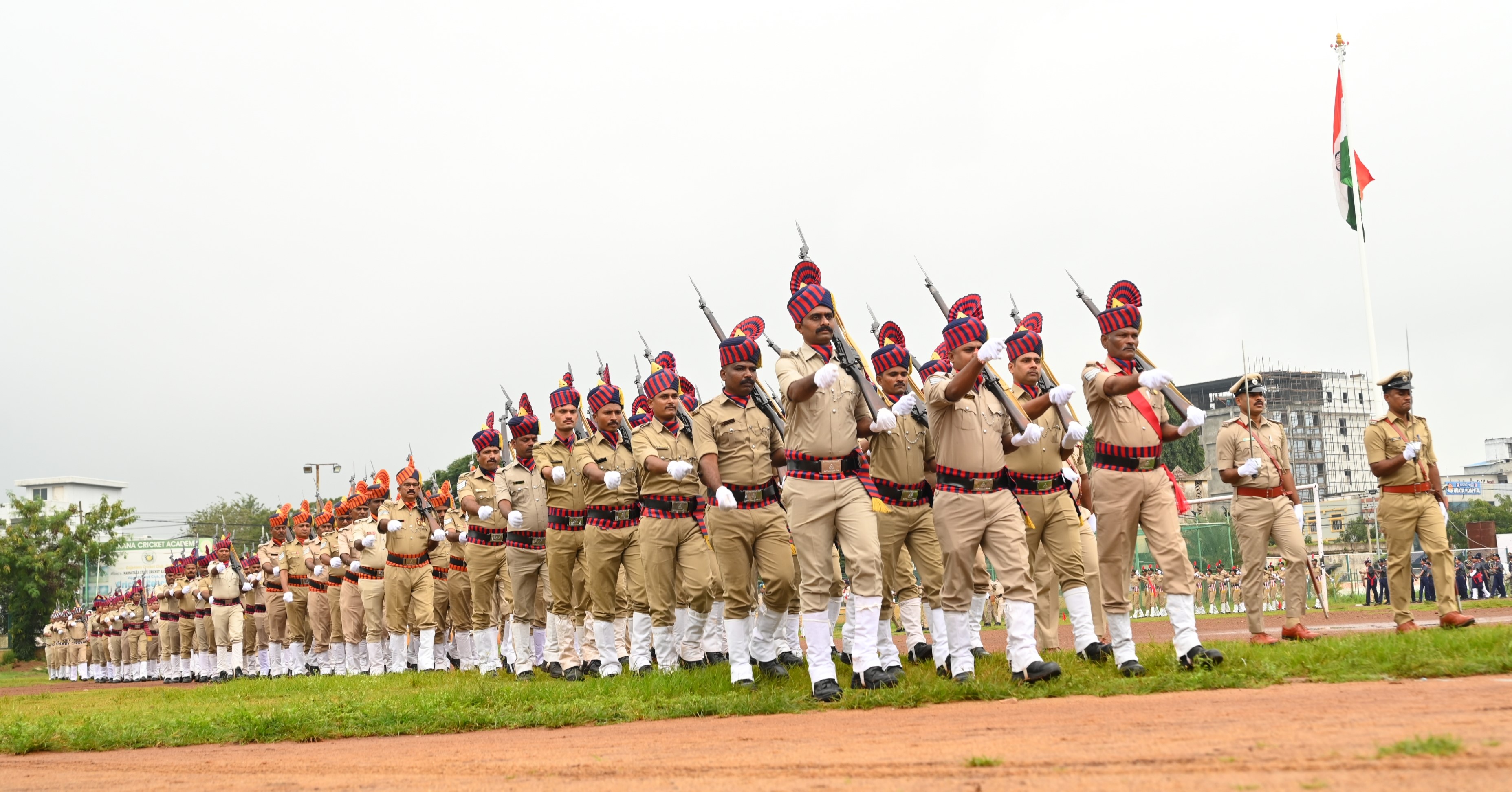 ಪೊಲೀಸರು ಆಕರ್ಷಕ ಪಥ ಸಂಚಲನ ನಡೆಸಿದರು