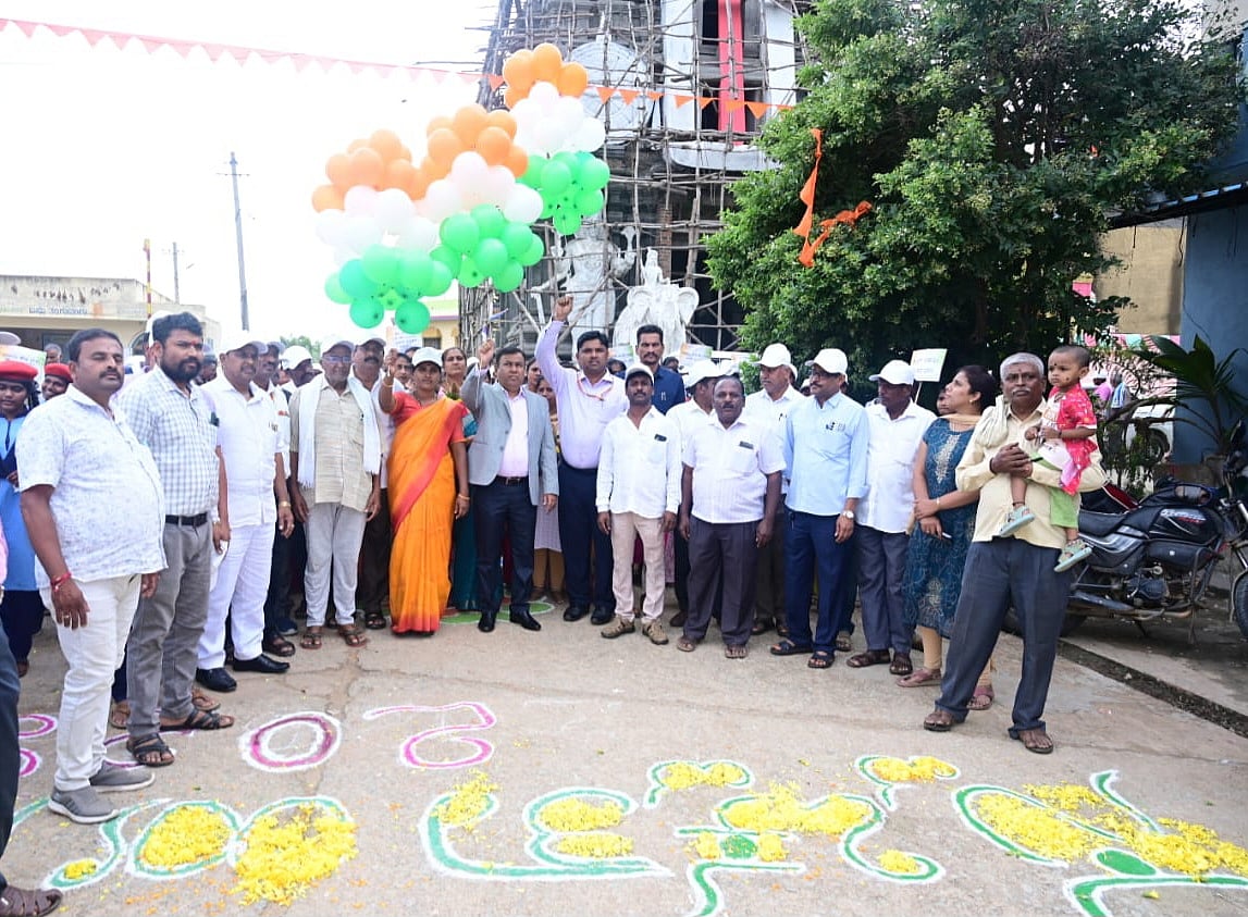 ಮುಳಬಾಗಿಲು | ಪೊರಕೆ ಹಿಡಿದ ಅಧಿಕಾರಿಗಳು: ಸ್ವಚ್ಛತಾ ಜಾಗೃತಿ