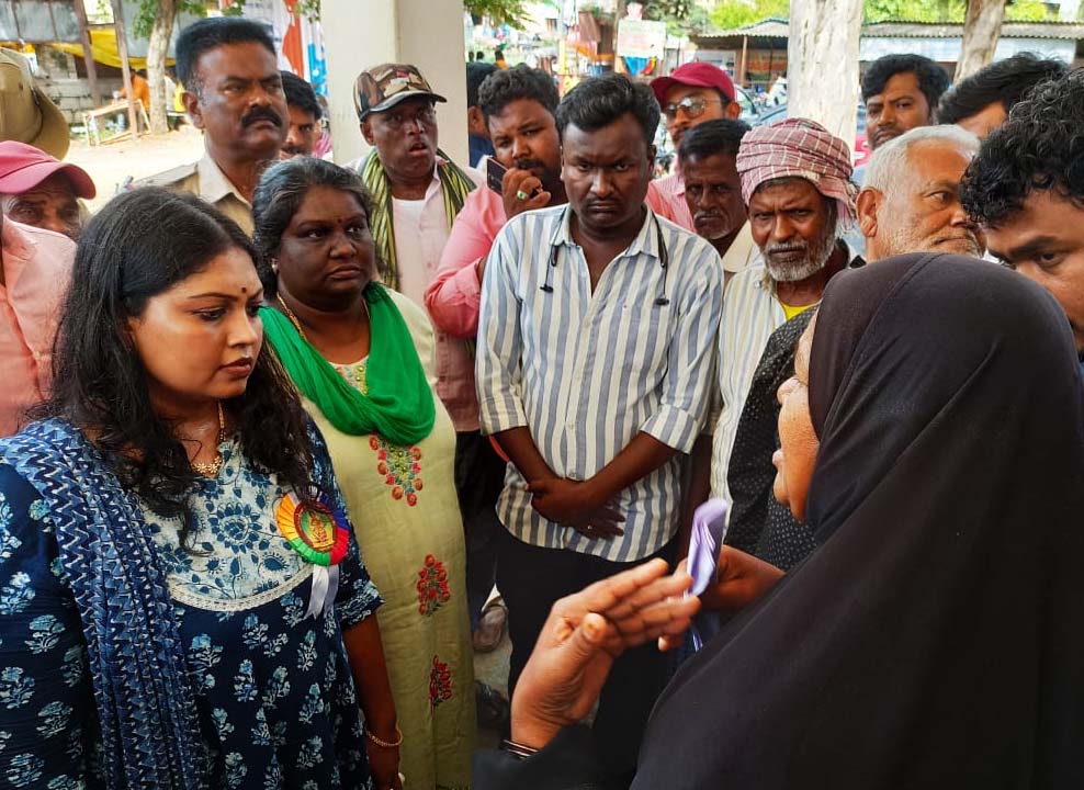 ಬಡಾವಣೆಯ ನಿವಾಸಿ ಮಹಿಳೆಯೊಬ್ಬರು ತಹಶೀಲ್ದಾರ್ ಮನೀಷಾ ಎನ್ ಪತ್ರಿ ಪರಗೋಡು ಗ್ರಾಮ ಪಂಚಾಯಿತಿ ಅಧಿಕಾರಿ ನಾಗಮಣಿರವರಿಗೆ ಸಮಸ್ಯೆಗಳ ಬಗ್ಗೆ ತಿಳಿಸುತ್ತಿರುವುದು.