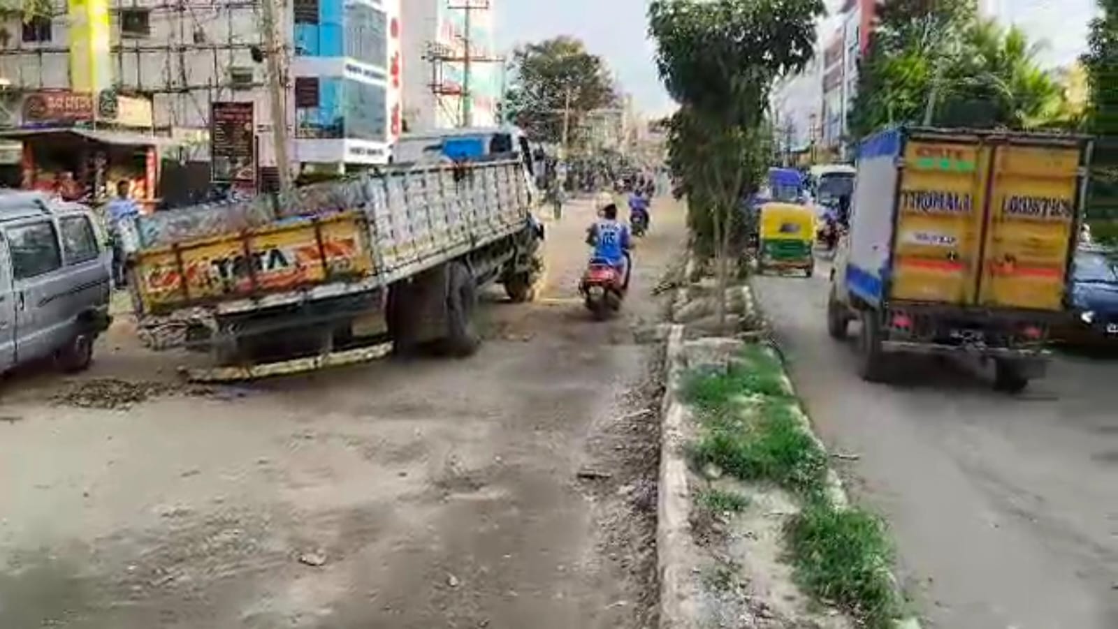 ಜಲ್ಲಿ ತುಂಬಿರುವ ರಸ್ತೆಯಲ್ಲಿ ಸಿಲುಕಿರುವ ವಾಹನ