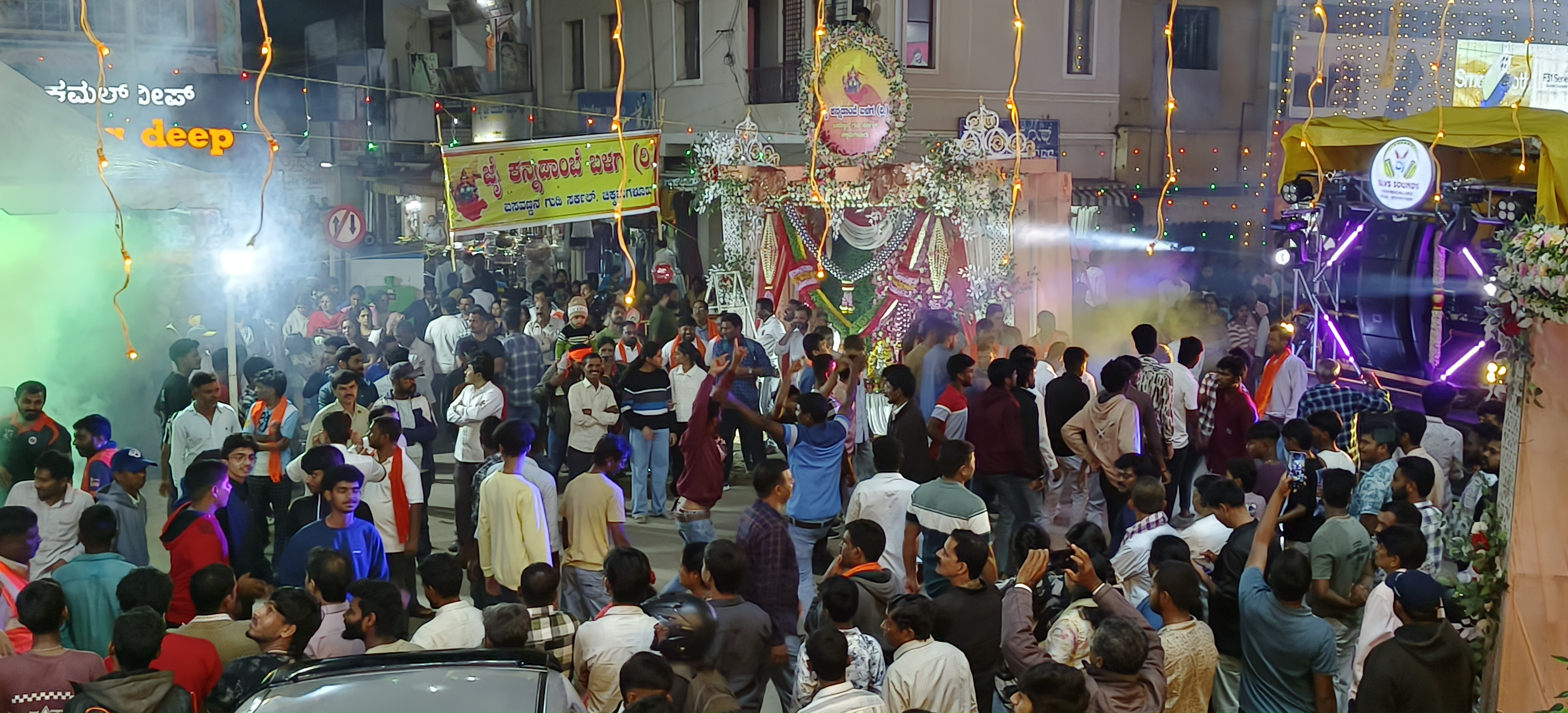 ಗಣೇಶ ಮೆರವಣಿಗೆ ಎಂ.ಜಿ.ರಸ್ತೆಗೆ ಬಂದಾಗ ಡಿ.ಜೆ ಸದ್ದಿಗೆ ಭಕ್ತರು ಕುಣಿದು ಸಂಭ್ರಮಿಸಿದರು