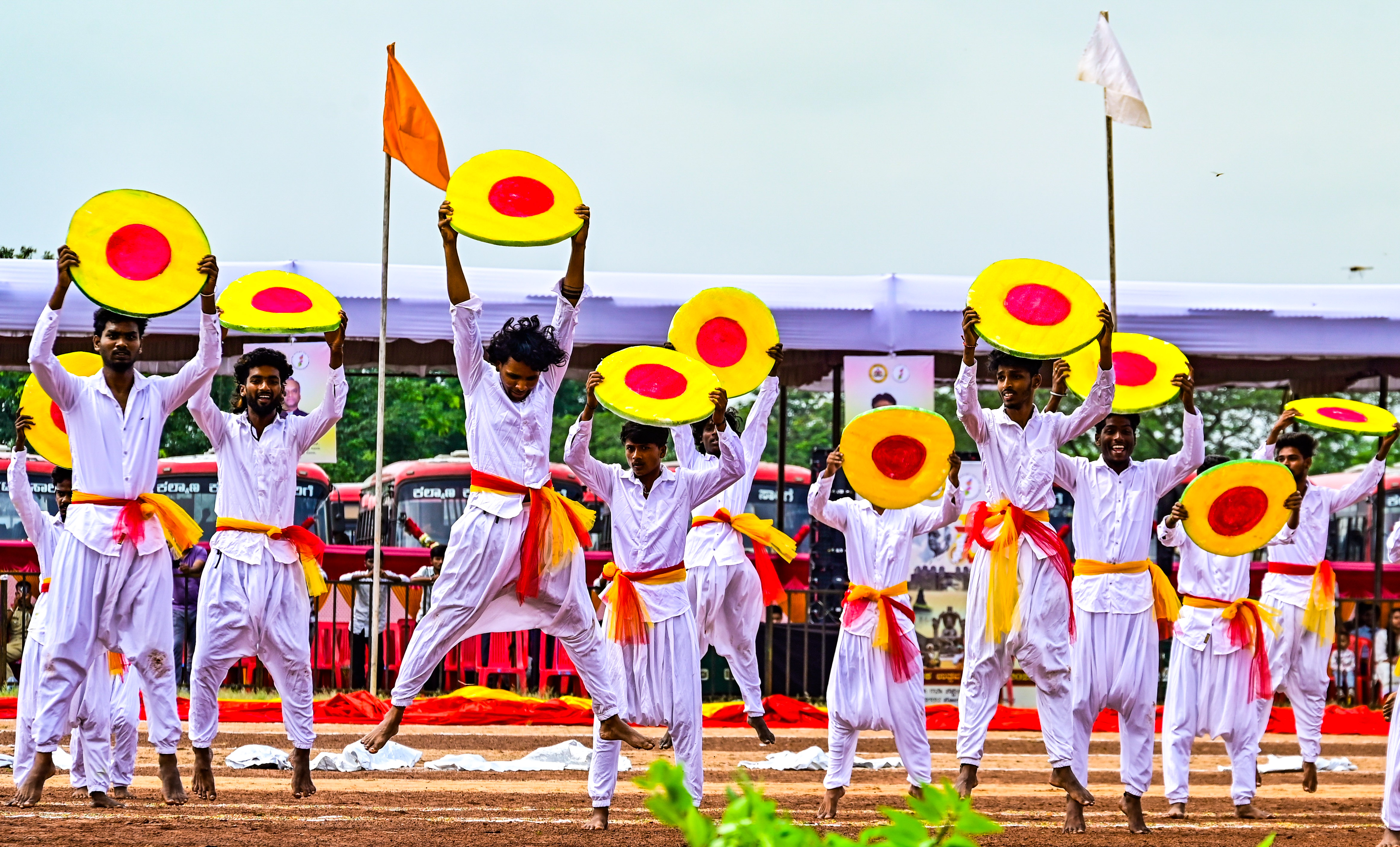 ಪೊಲೀಸ್ ಪರೇಡ್ ಮೈದಾನದಲ್ಲಿ ಕಲಾವಿದರು ಕನ್ನಡ ನಾಡು ನುಡಿಯ ಗೀತೆಗೆ ಹೆಜ್ಜೆ ಹಾಕಿದರು 