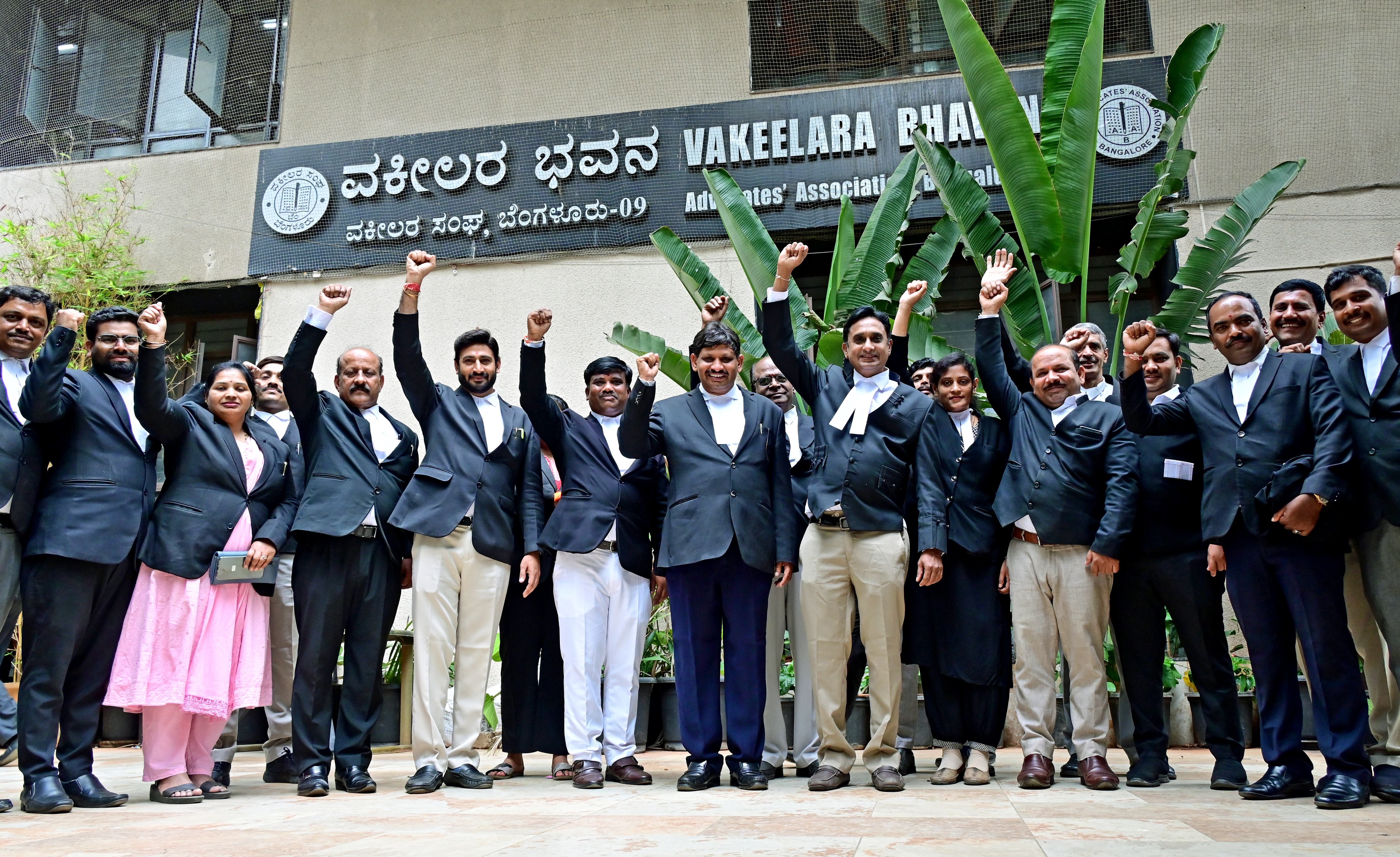 ಜಾತಿ ಸಮೀಕ್ಷೆ ವಿರುದ್ಧ ‘ಜಾಗೃತಿ ವಕೀಲರ ವೇದಿಕೆ’ ವತಿಯಿಂದ ವಕೀಲರು ಸಿಟಿ ಸಿವಿಲ್ ಕೋರ್ಟ್ ಆವರಣದಲ್ಲಿ ಬುಧವಾರ ಶಾಂತಿಯುತ ಪ್ರತಿಭಟನೆ ನಡೆಸಿದರು. ಬೆಂಗಳೂರು ವಕೀಲರ ಸಂಘದ ಅಧ್ಯಕ್ಷ ವಿವೇಕ ರೆಡ್ಡಿ ಮಾಜಿ ಅಧ್ಯಕ್ಷ ಎ.ಪಿ.ರಂಗನಾಥ್‌ ಇತರರು ಇದ್ದರು