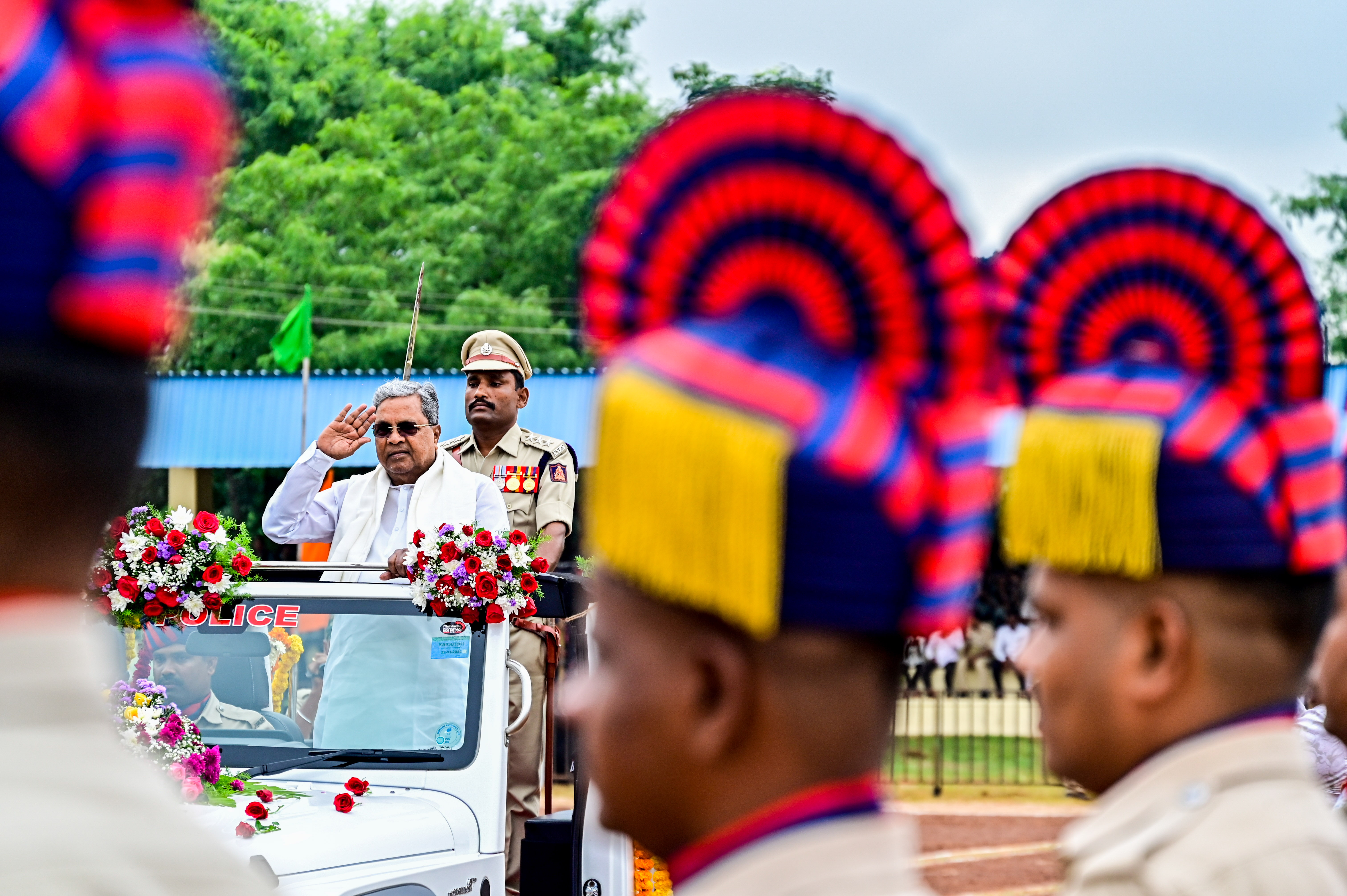 ಕಲ್ಯಾಣ ಕರ್ನಾಟಕ ಉತ್ಸವದ ಅಂಗವಾಗಿ ಬುಧವಾರ ಕಲಬುರಗಿಯ ಪೊಲೀಸ್ ಪರೇಡ್ ಮೈದಾನದಲ್ಲಿ ಮುಖ್ಯಮಂತ್ರಿ ಸಿದ್ದರಾಮಯ್ಯ ಅವರು ಪೊಲೀಸ್ ಪಡೆಯಿಂದ ಗೌರವ ವಂದನೆ ಸ್ವೀಕರಿಸಿದರು  ಪ್ರಜಾವಾಣಿ ಚಿತ್ರ: ತಾಜುದ್ದೀನ್‌ ಆಜಾದ್‌
