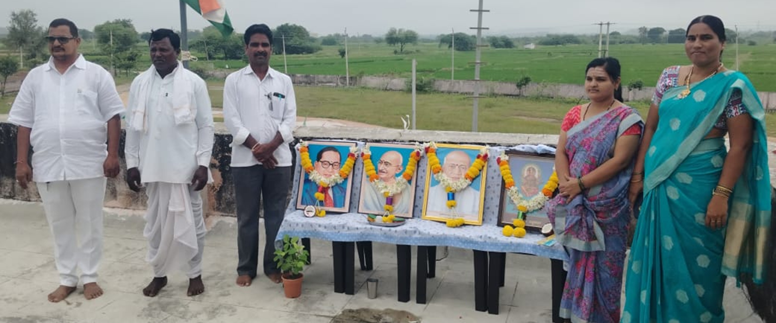 ಯಾದಗಿರಿ ನಗರದ ಆದರ್ಶ ವಿದ್ಯಾಲಯದಲ್ಲಿ ಬುಧವಾರ ನಡೆದ ಕಲ್ಯಾಣ ಕರ್ನಾಟಕ ಉತ್ಸವ ದಿನಾಚರಣೆಯಲ್ಲಿ ಮುಖ್ಯಶಿಕ್ಷಕಿ ಶಂಕರಮ್ಮ ಎಸ್‌ಡಿಎಂಸಿ ಅಧ್ಯಕ್ಷ ರುದ್ರಯ್ಯಸ್ವಾಮಿ ಮೇಲಿನಮಠ ಸದಸ್ಯರಾದ ಲಿಂಬಣ್ಣ ಚವ್ಹಾಣ್ ಸಾಬಣ್ಣ ಶಶಿಕಲಾ ವಿದ್ಯಾಶ್ರೀ ಹಿರೇಮಠ ಉಪಸ್ಥಿತರಿದ್ದರು
