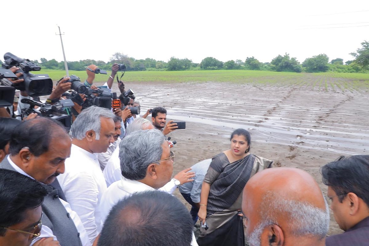 ಕಲಬುರಗಿ: ಜಲಾವೃತವಾದ ತೊಗರಿ ಬೆಳೆ ಪರಿಶೀಲಿಸಿದ ಮುಖ್ಯಮಂತ್ರಿ