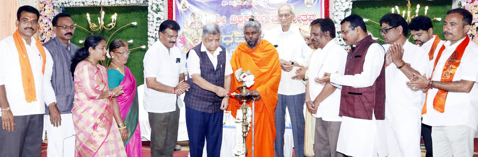 ಬೈಲಹೊಂಗಲದಲ್ಲಿ ಬುಧವಾರ ನಡೆದ ವಿಶ್ವಕರ್ಮ ಜಯಂತಿ ಕಾರ್ಯಕ್ರಮ ಹಾಗೂ ಧರ್ಮಸಭೆಯನ್ನು ಸಂಸದ ಜಗದೀಶ ಶೆಟ್ಟರ್ ಉದ್ಘಾಟಿಸಿದರು. 