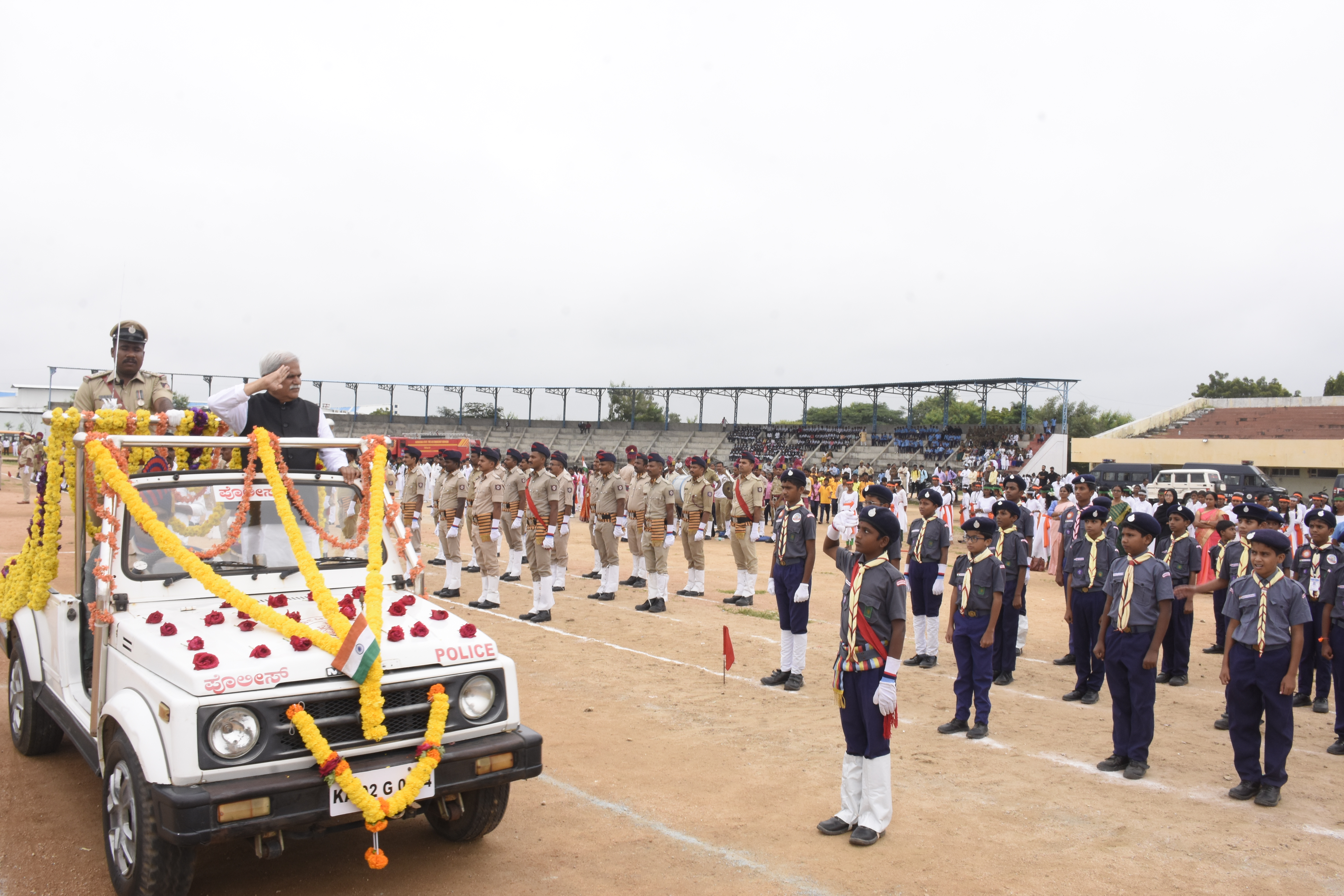 ಯಾದಗಿರಿಯಲ್ಲಿ ಬುಧವಾರ ಕಲ್ಯಾಣ ಕರ್ನಾಟಕ ಉತ್ಸವದ ಅಂಗವಾಗಿ ಪೊಲೀಸ್ ತುಕಡಿ ವಿದ್ಯಾರ್ಥಿಗಳಿಂದ ಸಚಿವ ಶರಣಬಸಪ್ಪ ದರ್ಶನಾಪುರ ಅವರು ಗೌರವ ವಂದನೆ ಸ್ವೀಕರಿಸಿದರು