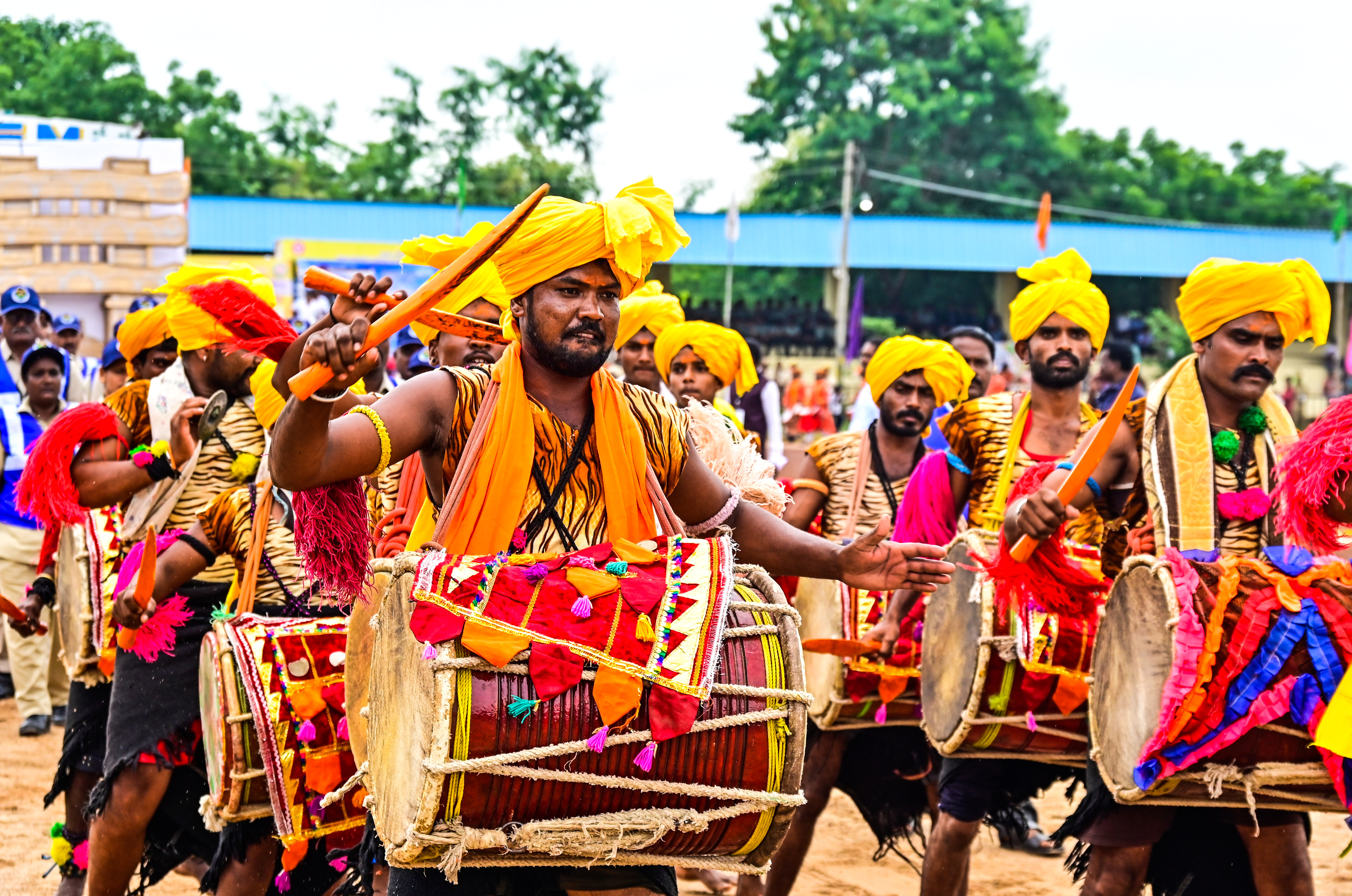 ಕಲ್ಯಾಣ ಕರ್ನಾಟಕ ಉತ್ಸವದಲ್ಲಿ ಡೊಳ್ಳು ಕುಣಿತ ಪ್ರದರ್ಶಿಸಿದ ಕಲಾವಿದರು.