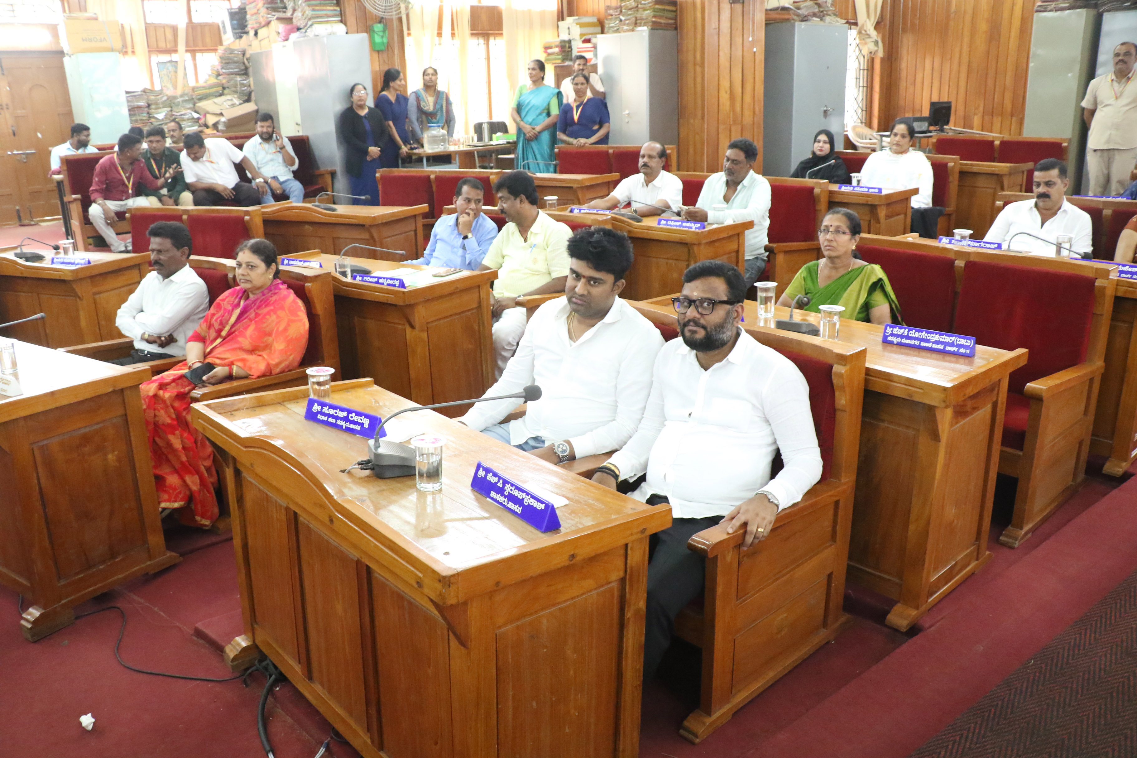 ಹಾಸನ ಮಹಾನಗರ ಪಾಲಿಕೆ ಚುನಾವಣೆಯಲ್ಲಿ ಶಾಸಕ ಎಚ್.ಪಿ. ಸ್ವರೂಪ್ ಹಾಗೂ ವಿಧಾನ ಪರಿಷತ್ ಸದಸ್ಯ ಡಾ.ಸೂರಜ್ ರೇವಣ್ಣ ನೇತೃತ್ವದಲ್ಲಿ ಪಾಲ್ಗೊಂಡಿದ್ದ ಜೆಡಿಎಸ್ ಸದಸ್ಯರು.