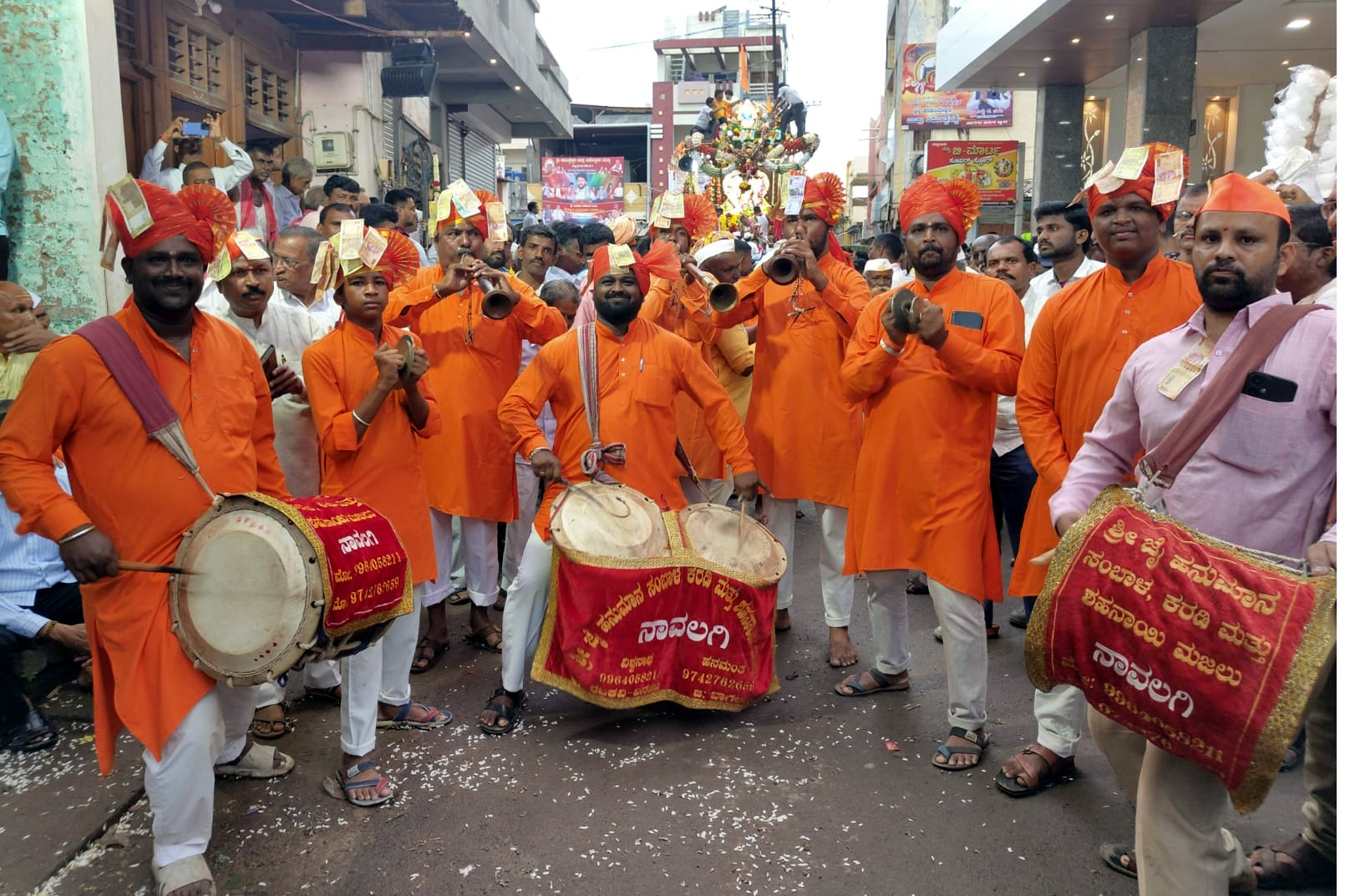 ರಥೋತ್ಸವದಲ್ಲಿ ನಾವಲಗಿ ವಿಶ್ವನಾಥ ದೇವದಾಸ ಸಂಬಾಳ ವಾದನ ಗಮನ ಸೆಳೆಯಿತು.
