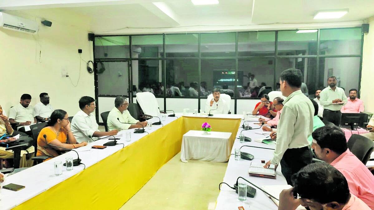 ಮಹದೇಶ್ವರ ಬೆಟ್ಟ: ಪಿಡಿಒ, ಗ್ರಾಮ ಆಡಳಿತ ಅಧಿಕಾರಿಗಳ ಸಭೆ