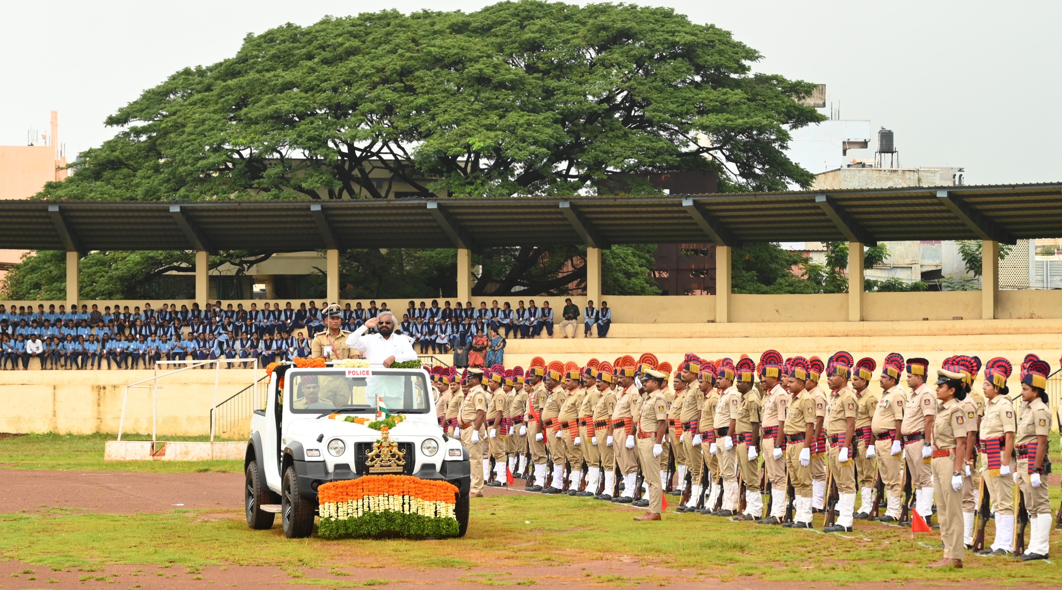 ಜಿಲ್ಲಾ ಉಸ್ತುವಾರಿ ಸಚಿವ ಈಶ್ವರ ಬಿ.ಖಂಡ್ರೆ ಅವರು ಪೊಲೀಸ್ ಪಡೆಯಿಂದ ಗೌರವ ವಂದನೆ ಸ್ವೀಕರಿಸಿದರು