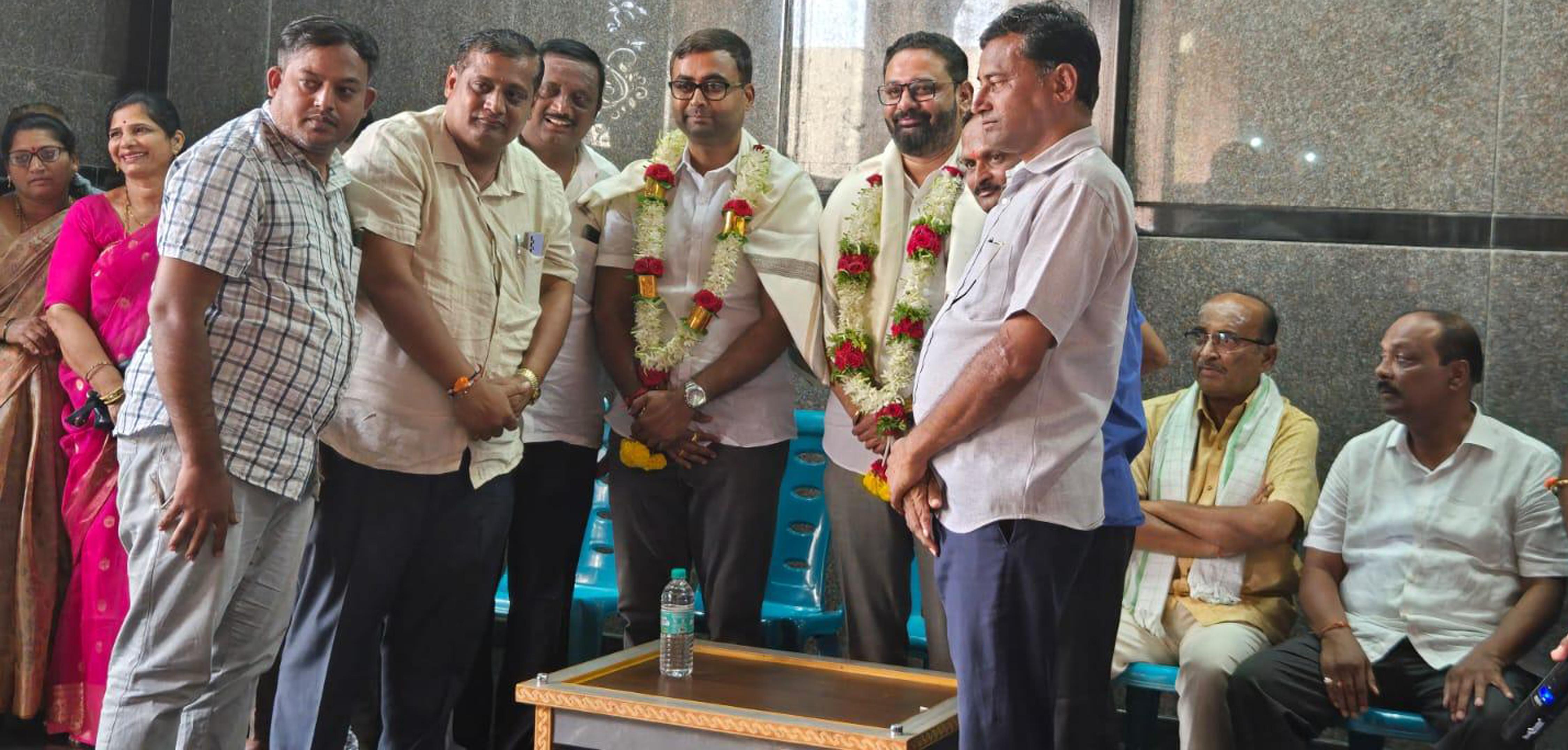 ಹುಕ್ಕೇರಿ ಪಟ್ಟಣದ ವಿವಿಧೆಡೆ ಶಾಸಕ ನಿಖಿಲ್ ಕತ್ತಿ ಶಾಸಕ ನಿಖಿಲ್ ಕತ್ತಿ ಮತ್ತು ಮುಖಂಡ ವಿನಯಗೌಡ ಪಾಟೀಲ್ ಅವರು ಹುಕ್ಕೇರಿ ಗ್ರಾಮೀಣ ವಿದ್ಯುತ್ ಸಹಕಾರಿ ಸಂಘದ ಚುನಾವಣೆಯಲ್ಲಿ ತಮ್ಮನ್ನು ಬೆಂಬಲಿಸುವಂತೆ ಹಮ್ಮಿಕೊಂಡ ಪ್ರಚಾರ ಸಭೆಯಲ್ಲಿ ಬುಧವಾರ ಸಾರ್ವಜನಿಕರು ಸತ್ಕರಿಸಿದರು.