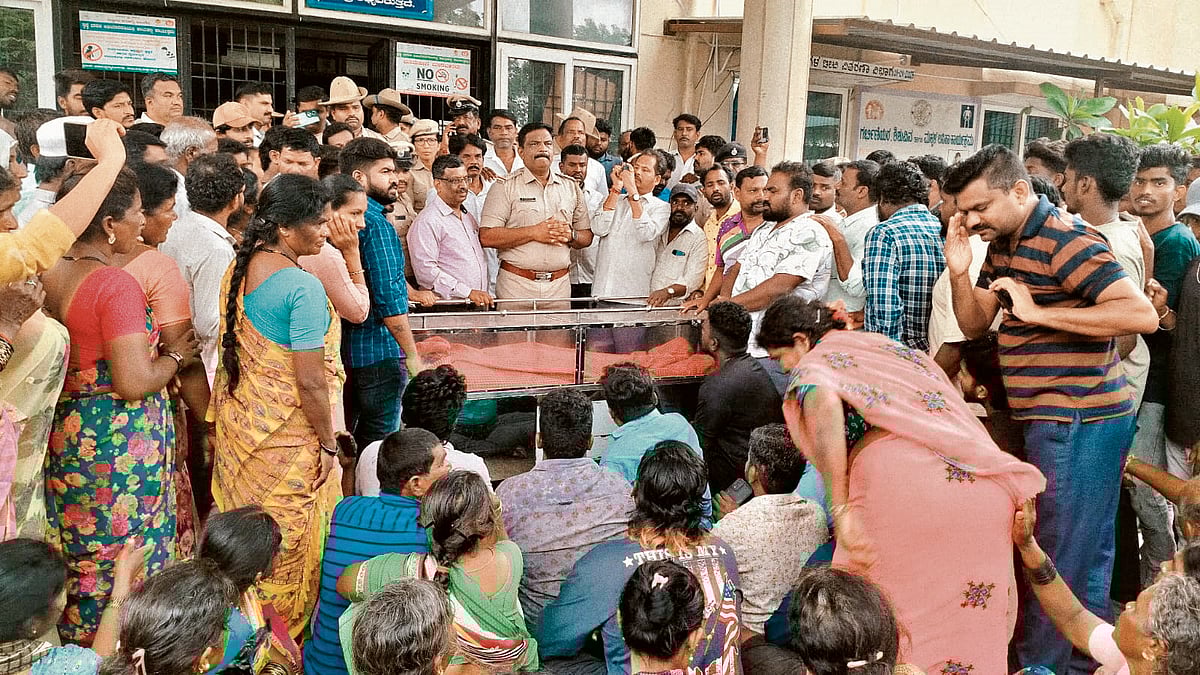 ಗೌರಿಬಿದನೂರು | ಆಸ್ಪತ್ರೆ ಮುಂದೆ ಶವ ಇಟ್ಟು ಪ್ರತಿಭಟನೆ