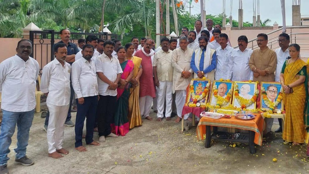 ಯಾದಗಿರಿ ಬಿಜೆಪಿ ಕಚೇರಿಯಲ್ಲಿ ಬುಧವಾರ ಕಲ್ಯಾಣ ಕರ್ನಾಟಕ ಉತ್ಸವದ ಅಂಗವಾಗಿ ವಿಶ್ವಕರ್ಮ ಮಹಾತ್ಮ ಗಾಂಧೀಜಿ ಡಾ.ಬಿ.ಆರ್.ಅಂಬೇಡ್ಕರ್ ಹಾಗೂ ಸರ್ದಾರ್ ವಲ್ಲಭಭಾಯ್ ಪಟೇಲ್ ಅವರ ಭಾವಚಿತ್ರಗಳಿಗೆ ಪೂಜೆ ಸಲ್ಲಿಸಲಾಯಿತು