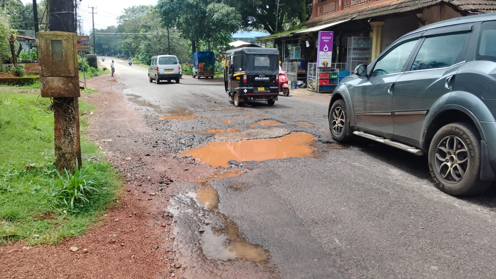 ಕಟೀಲು-ಬಜಪೆ ರಾಜ್ಯ ಹೆದ್ದಾರಿ ೬೭ರಲ್ಲಿ ಕಾಣಿಸಿಕೊಂಡಿರುವ ಹೊಂಡ ಗುಂಡಿಗಳು.
