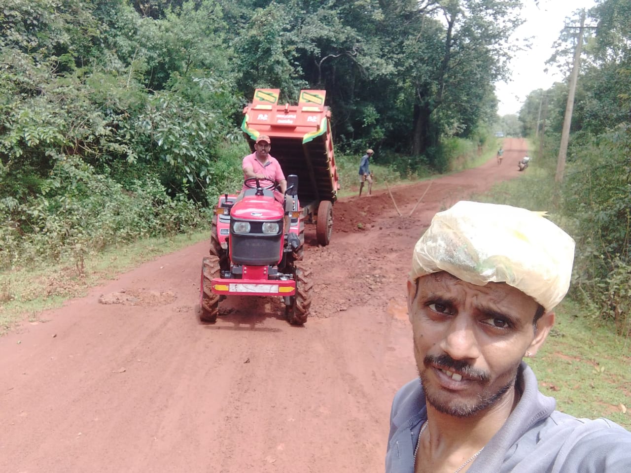 ತುಮರಿ ಗ್ರಾಮದಿಂದ ಅರಬಳ್ಳಿ ಗೋಳಗೋಡು ಸಂಪರ್ಕ ಕಲ್ಪಿಸುವ ಹದಗೆಟ್ಟ ರಸ್ತೆಯನ್ನು ಗ್ರಾಮಸ್ಥರು ದುರಸ್ತಿ ಮಾಡಿದರು. 