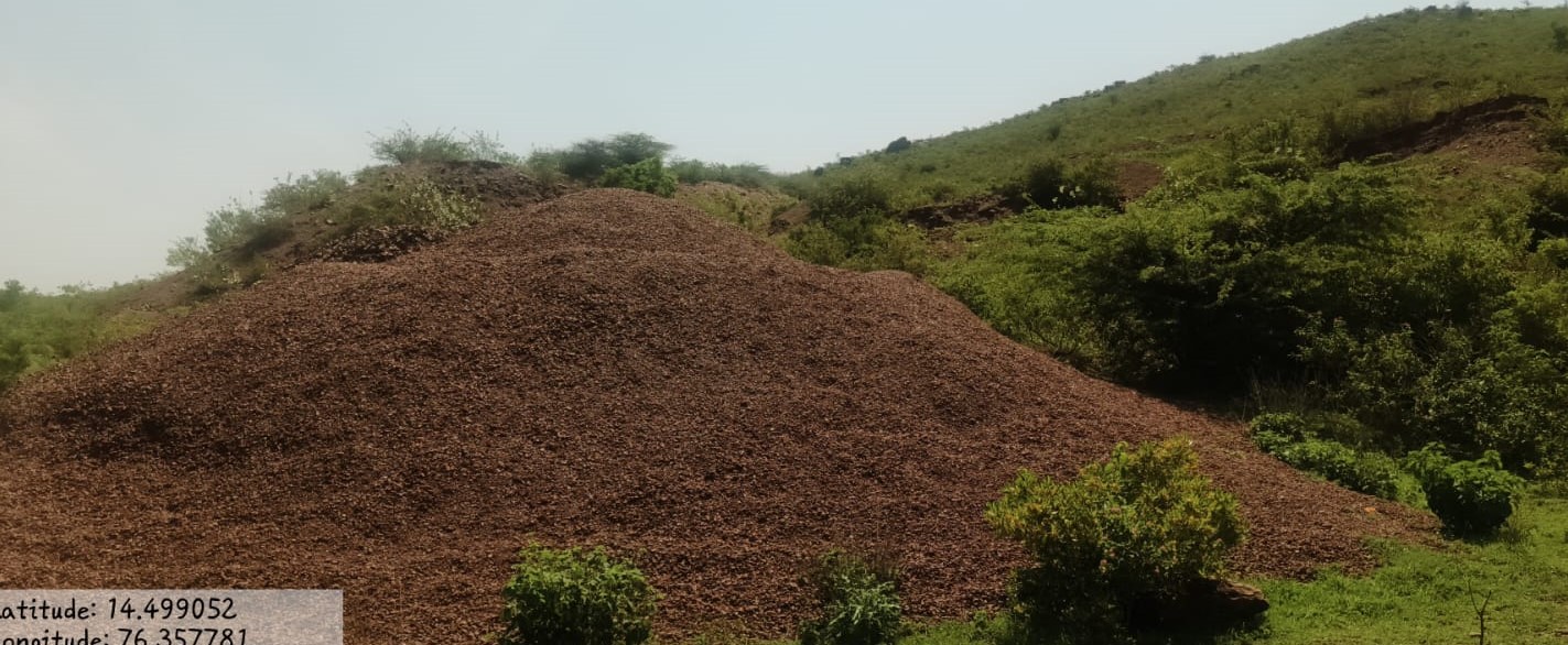 ಜಗಳೂರು ಸಮೀಪದ ಮರೇನಹಳ್ಳಿ ಗುಡ್ಡದಲ್ಲಿ ಕಬ್ಬಿಣದ ಅದಿರು ದಾಸ್ತಾನು ಸಾಗಣೆ ಕಾರ್ಯ ಭರದಿಂದ ನಡೆಯುತ್ತಿದೆ 