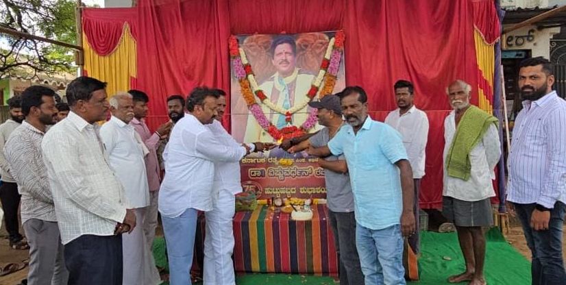 ದೊಡ್ಡಬಳ್ಳಾಪುರ ತಾಲ್ಲೂಕಿನ ತೂಬಗೆರೆ ಗ್ರಾಮದಲ್ಲಿ ವಿಷ್ಣುವರ್ಧನ್ ಜನ್ಮದಿನಾಚರಣೆ ನಡೆಯಿತು