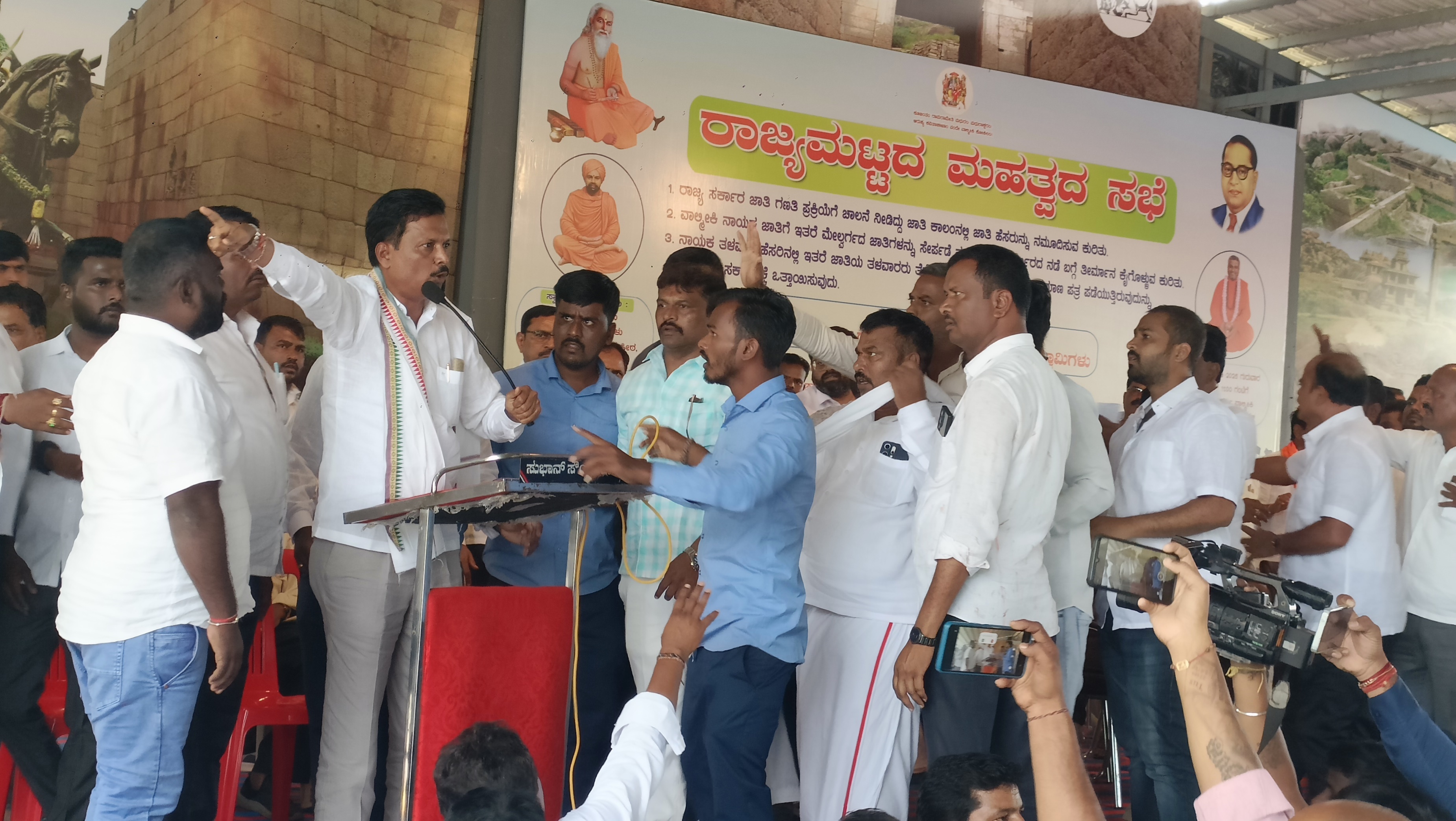 ದಾವಣಗೆರೆ ಜಿಲ್ಲೆ ಹರಿಹರದ ರಾಜನಹಳ್ಳಿ ವಾಲ್ಮೀಕಿ ಗುರುಪೀಠದಲ್ಲಿ ಗುರುವಾರ ನಡೆದ ಎಸ್‌.ಟಿ ಸಮುದಾಯದ ಮುಖಂಡರ ಸಭೆಯಲ್ಲಿ ಬಂಗಾರು ಹನುಮಂತು ಅವರ ವಿರುದ್ಧ ಇ.ತುಕಾರಾಂ ಆಕ್ರೋಶ ವ್ಯಕ್ತಪಡಿಸಿದರು