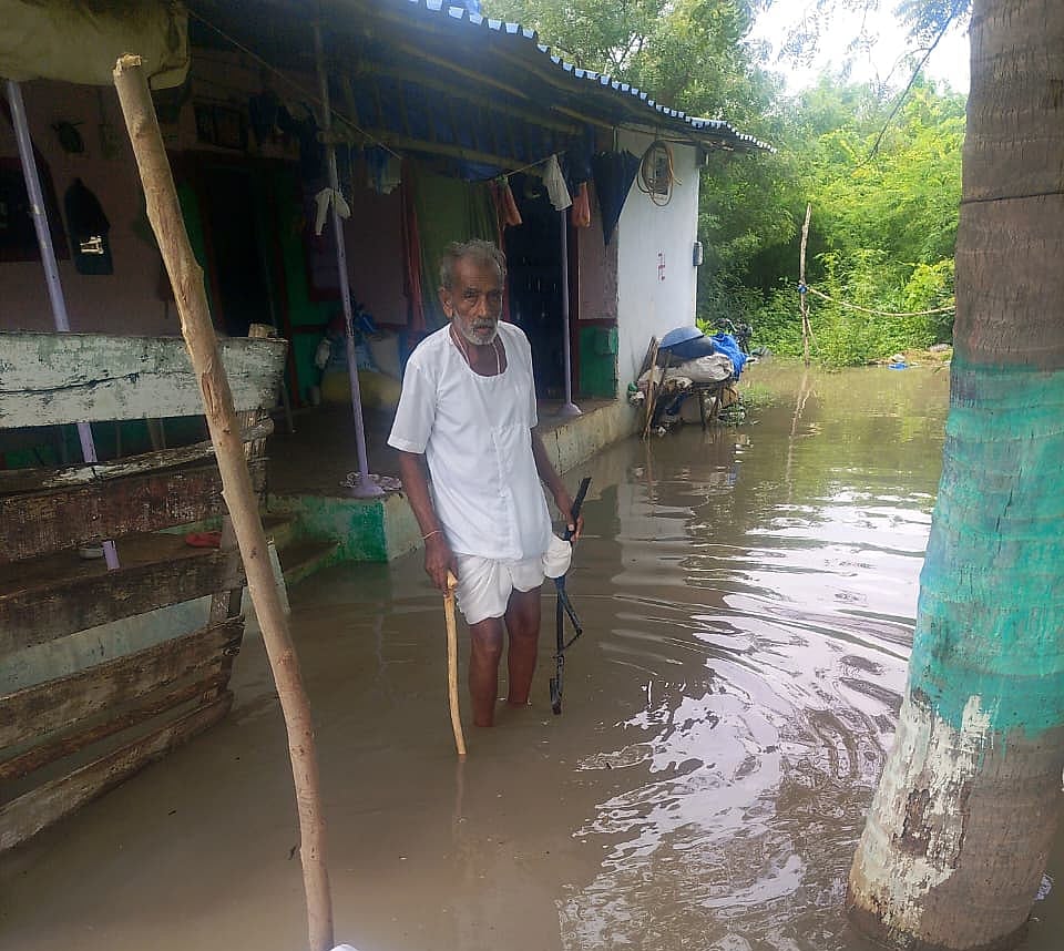ರಾಯಚೂರು | ಗೌಡೂರು ಹೊಸಗುಡ್ಡ ಗ್ರಾಮದಲ್ಲಿ  ತುಂಬಿ ಹರಿದ ಹಳ್ಳಗಳು