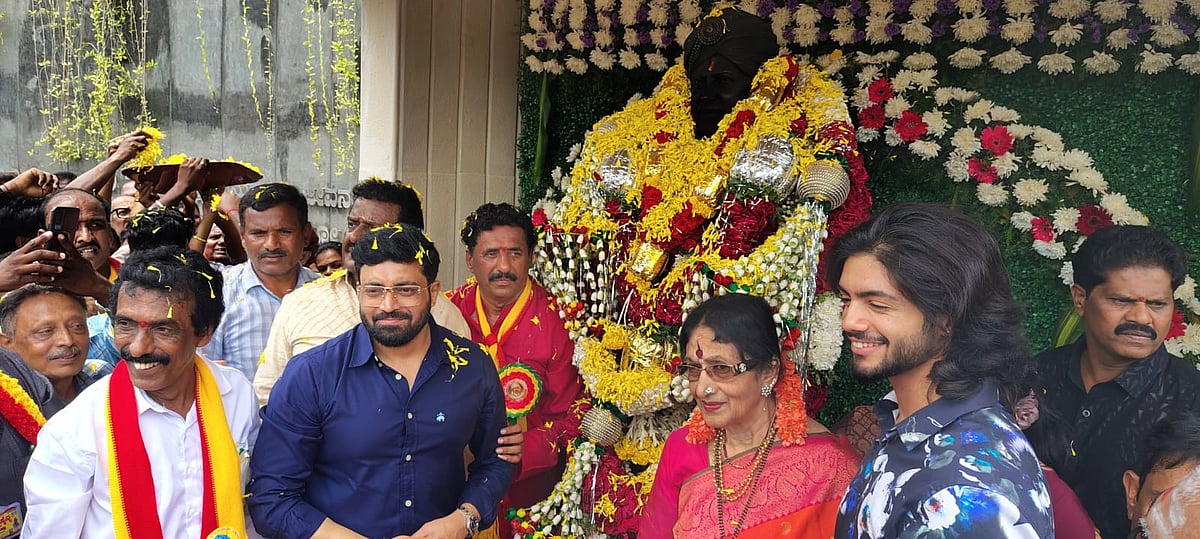 ವಿಷ್ಣುವರ್ಧನ್ ಜನ್ಮದಿನಾಚರಣೆ: ಕುಟುಂಬಸ್ಥರು, ಅಭಿಮಾನಿಗಳಿಂದ ಪೂಜೆ