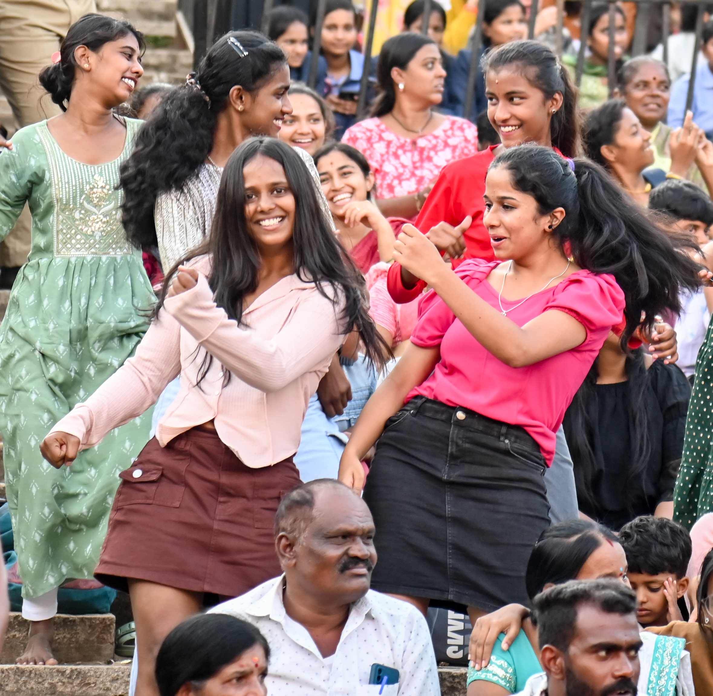 ಯುವ ಸಂಭ್ರಮದಲ್ಲಿ ಚಲನಚಿತ್ರ ಗೀತೆಗಳಿಗೆ ಯುವತಿಯರು ಸ್ಟೆಪ್‌ ಹಾಕಿದರು