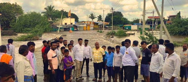 ಮಳೆ ಪೀಡಿತ ಜಿಗಜೇವಣಿ ಗ್ರಾಮಕ್ಕೆ ಚಡಚಣ ತಾಲ್ಲೂಕು ಆಡಳಿತ ಅಧಿಕಾರಿಗಳು ಆಗಮಿಸಿ ಪರಿಶೀಲನೆ ನಡೆಸಿದರು