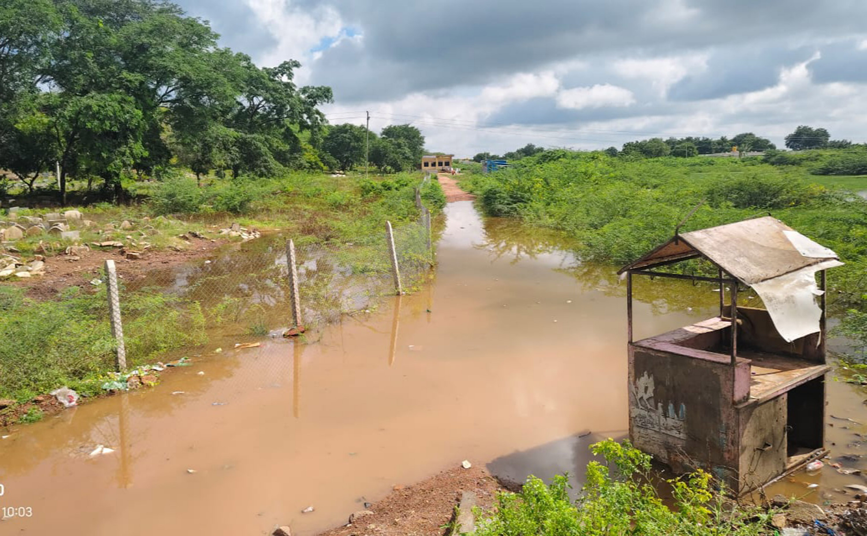 ಕೆಂಭಾವಿ ಪಟ್ಟಣದಲ್ಲಿ ಬುಧವಾರ ರಾತ್ರಿ ಸುರಿದ ಮಳೆಗೆ ಉಪತಹಶೀಲ್ದಾರ್‌ ಕಚೇರಿಗೆ ತೆರಳುವ ಮುಖ್ಯರಸ್ತೆ ಮೇಲೆ ನೀರು ನಿಂತಿರುವುದು