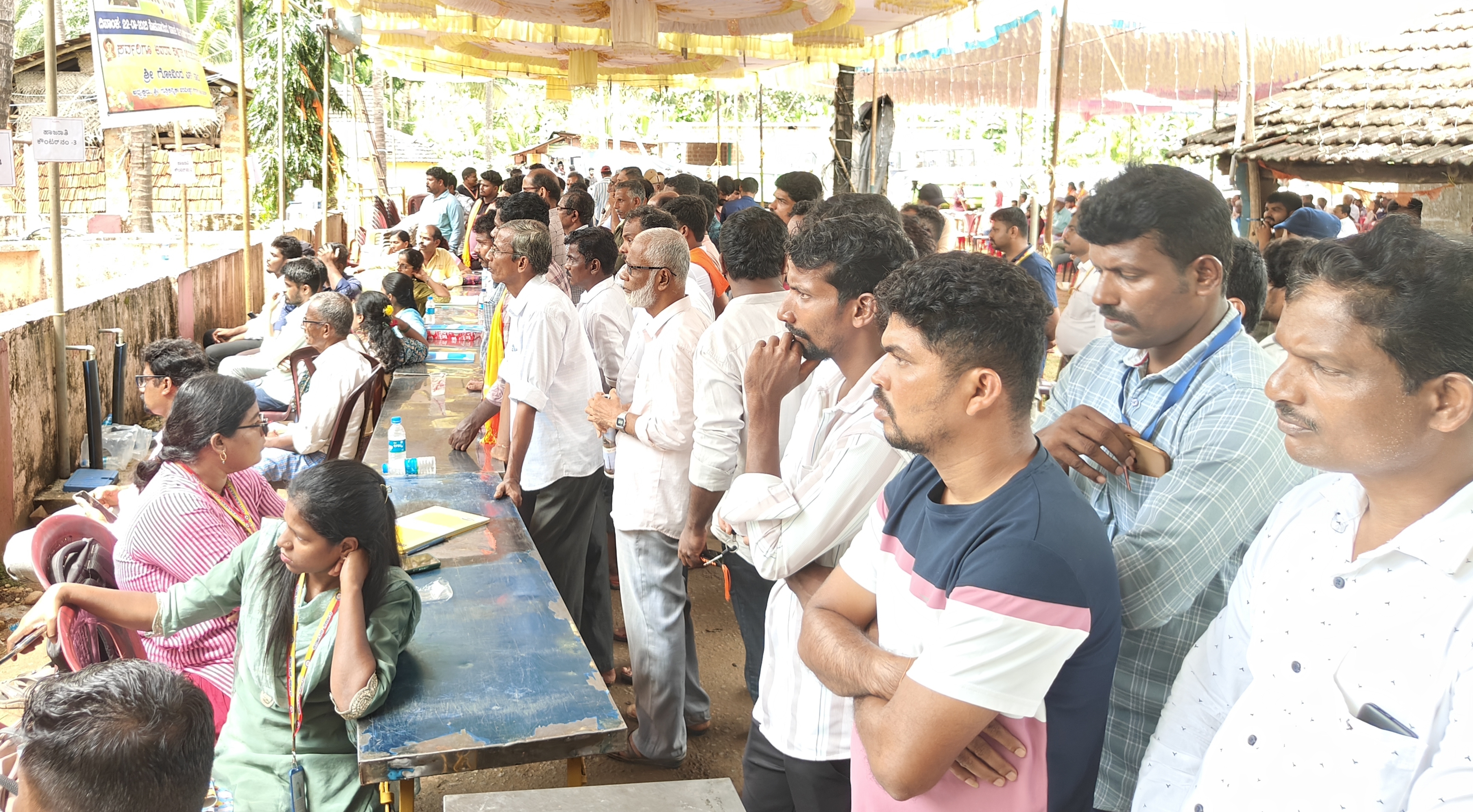ಗೇರುಸೊಪ್ಪದಲ್ಲಿ ನಡೆದ ಶರಾವತಿ ಪಂಪ್ಡ್ ಸ್ಟೋರೇಜ್ ಯೋಜನೆಯ ಪರಿಸರ ಸಾರ್ವಜನಿಕ ಆಲಿಕೆ ಸಭೆಯಲ್ಲಿ ಸಭಾಂಗಣದ ಒಳಗೆ ಜಾಗ ಸಿಗದೆ ಹೊರಗೆ ನಿಂತು ಸಭೆ ಗಮನಿಸುತ್ತಿದ್ದ ಜನರು.