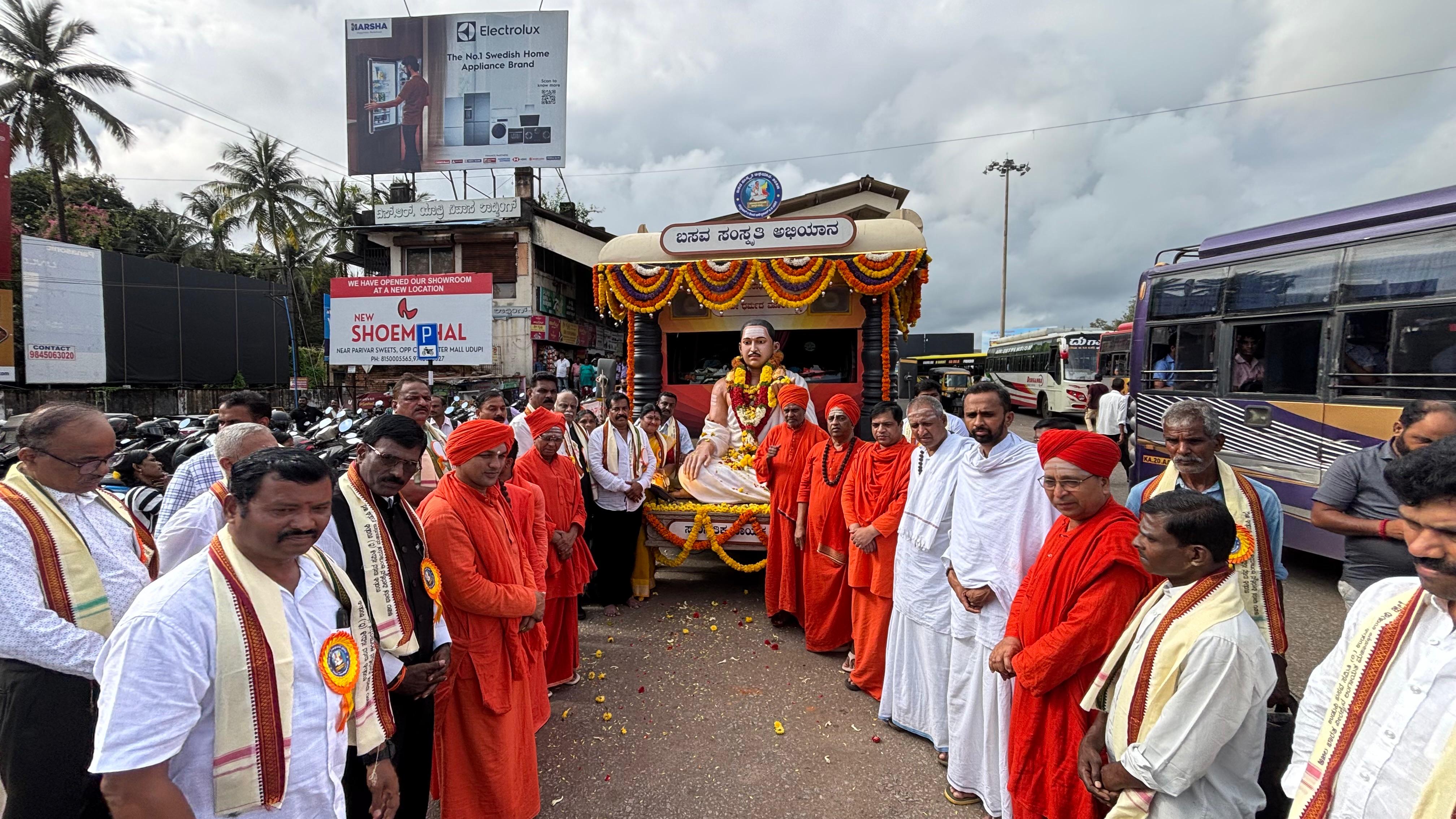 ಸಾಮರಸ್ಯದ ನಡಿಗೆ ವಚನ ರಥದೊಂದಿಗೆ ನಡೆಯಿತು  